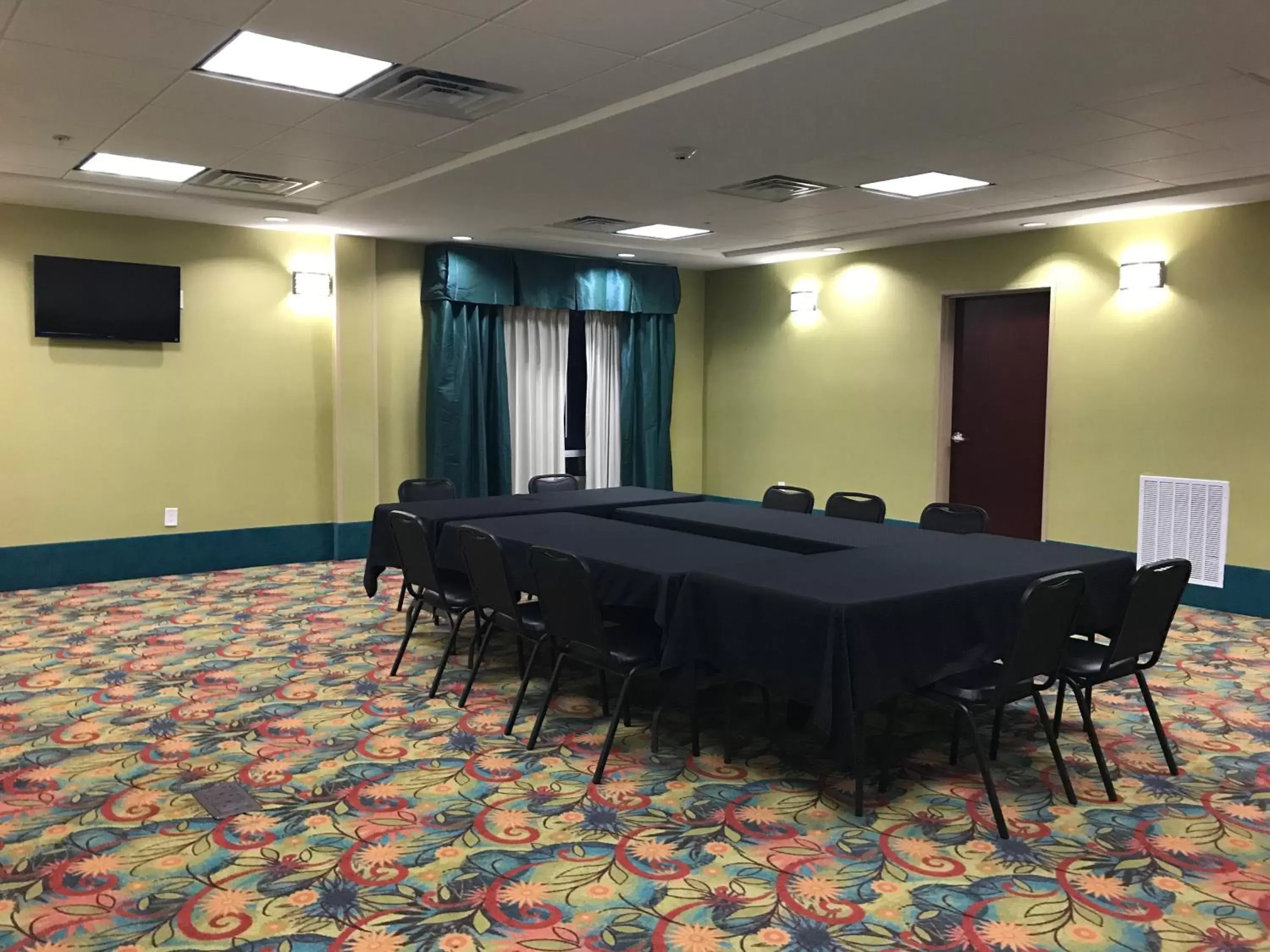 Meeting/conference room in Holiday Inn Express & Suites Southport - Oak Island Area, an IHG Hotel