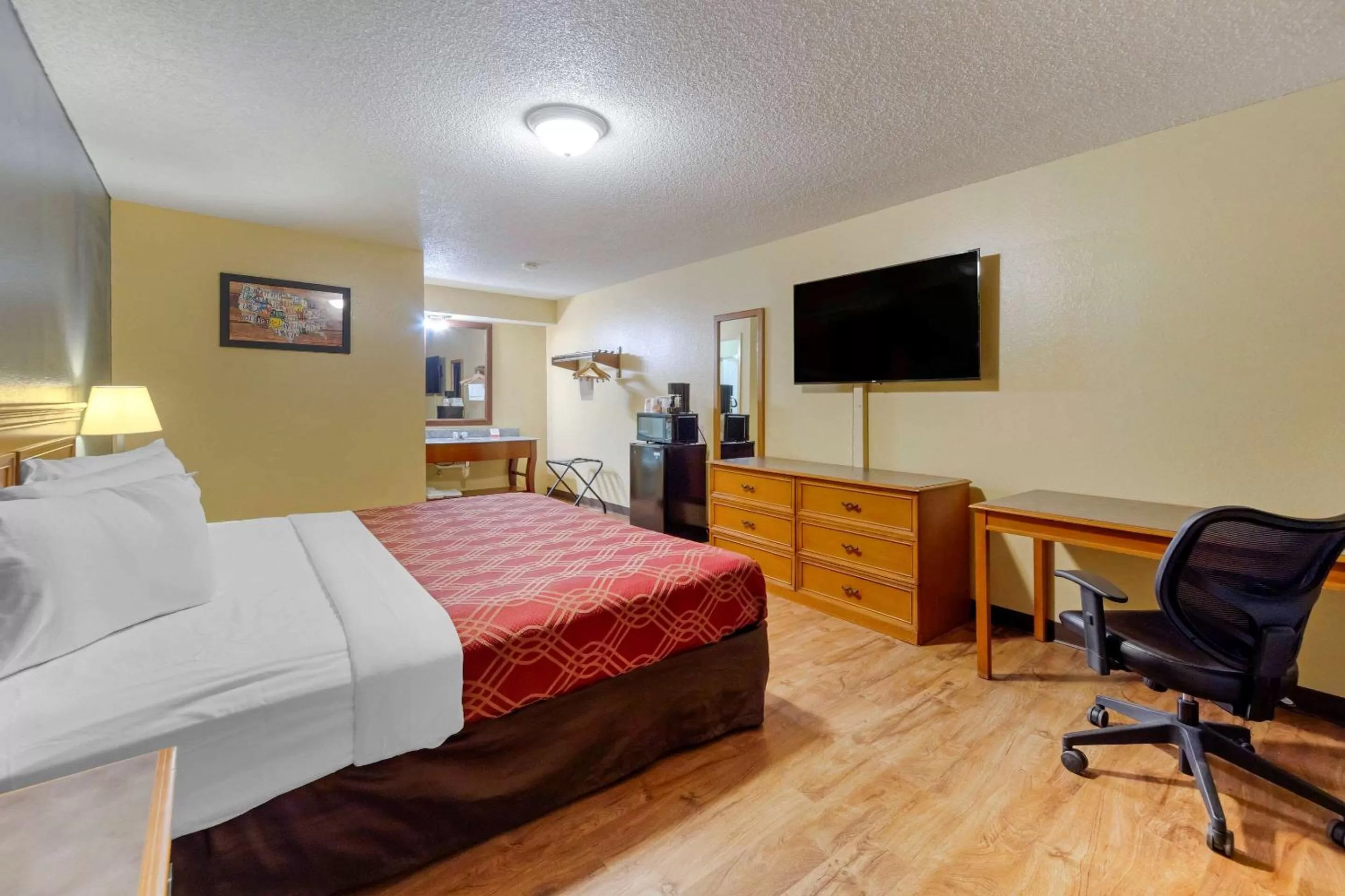 Photo of the whole room, Bed in Econo Lodge