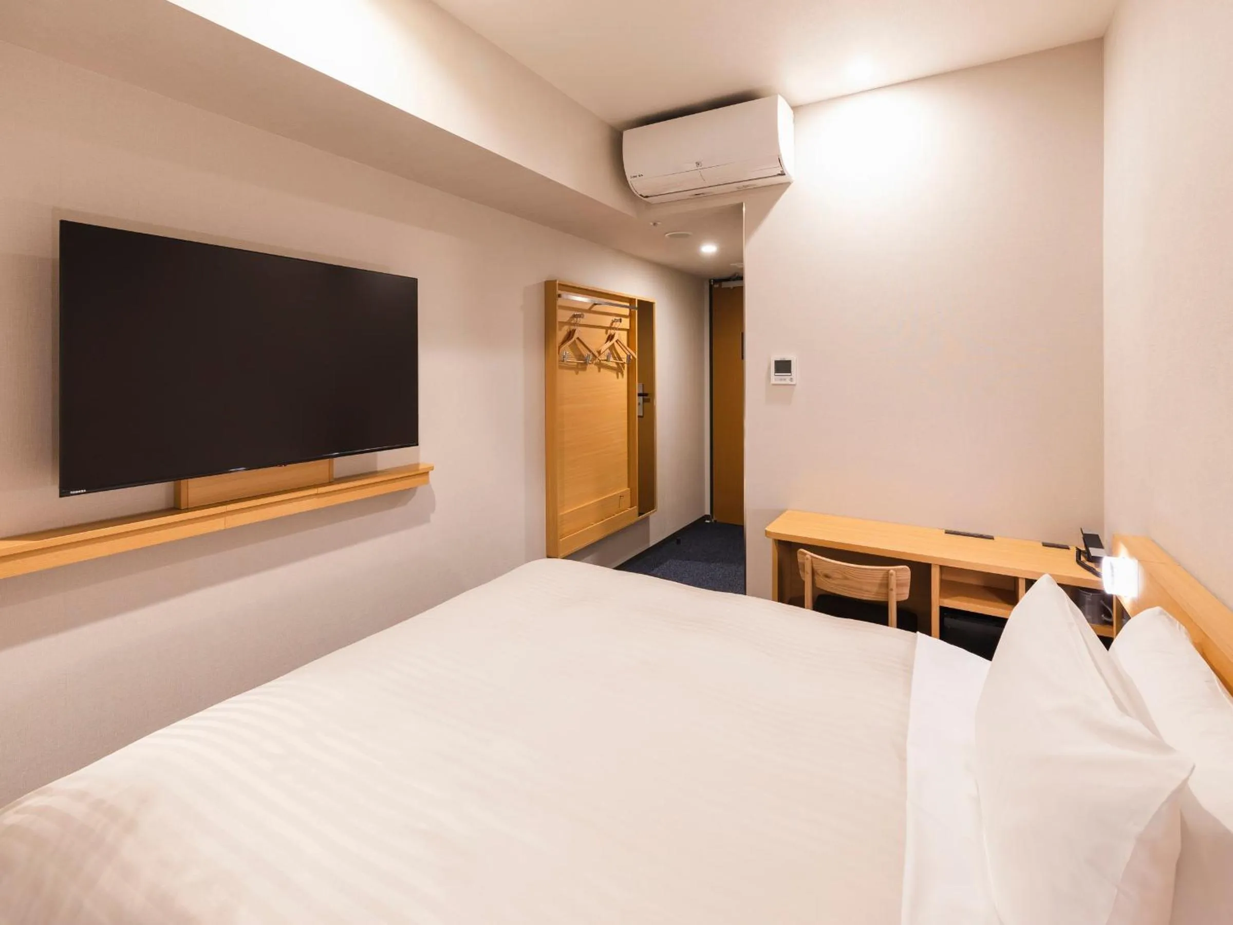 Bed in Sotetsu Fresa Inn Daimon