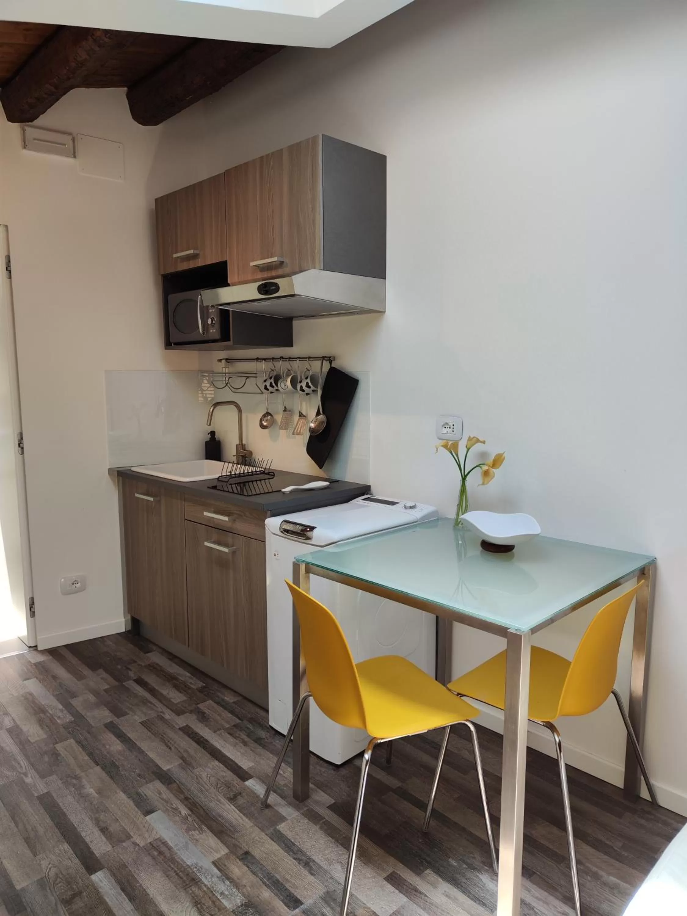 Kitchen or kitchenette in San Francesco Rooms and Apartment with Terrace in Palermo Locazione Turistica