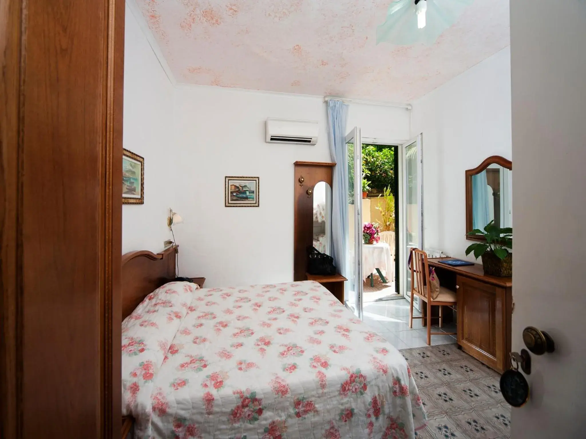 Photo of the whole room in Hotel Giardino Delle Ninfe E La Fenice