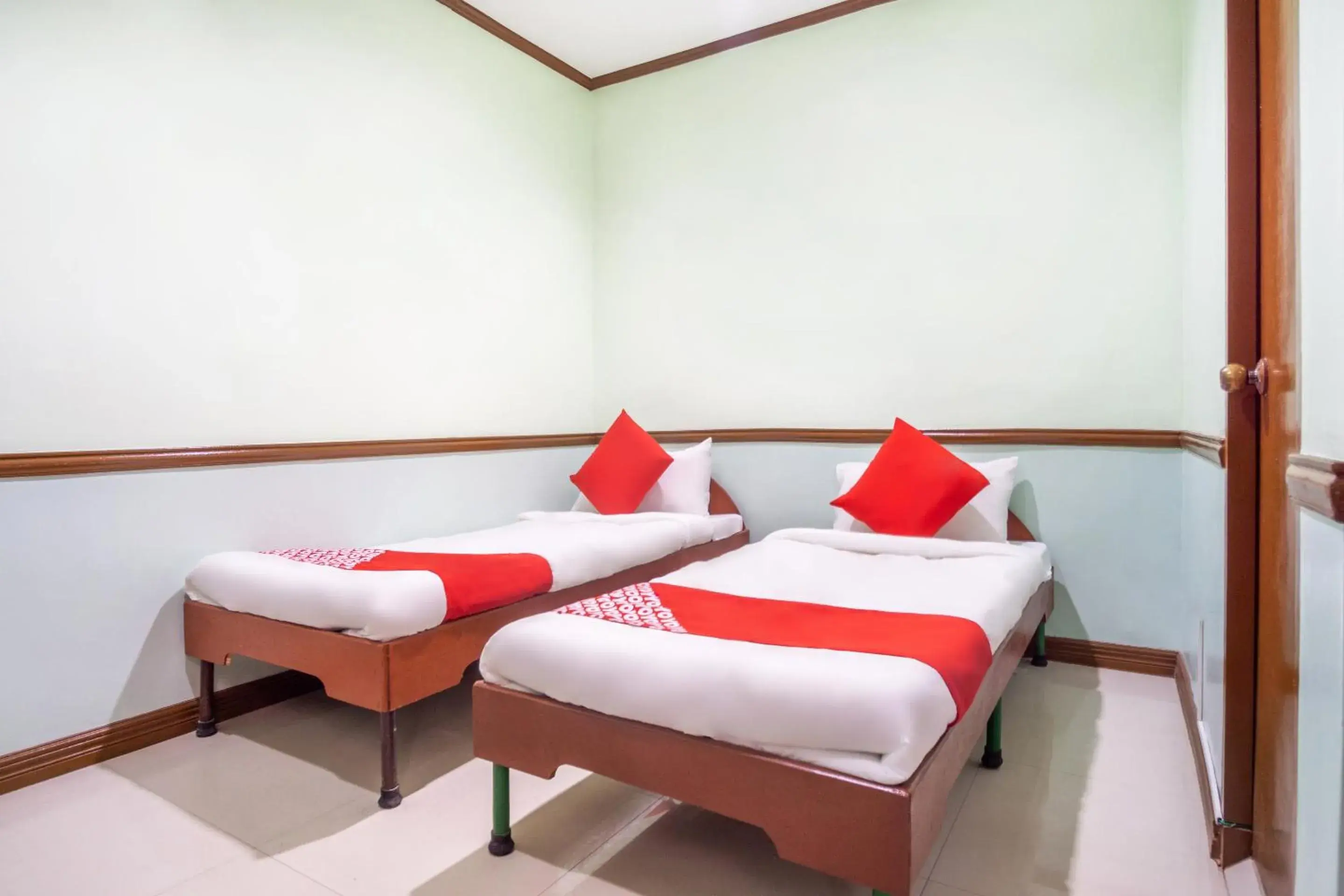 Photo of the whole room, Bed in OYO 166 Maanyag Pension House