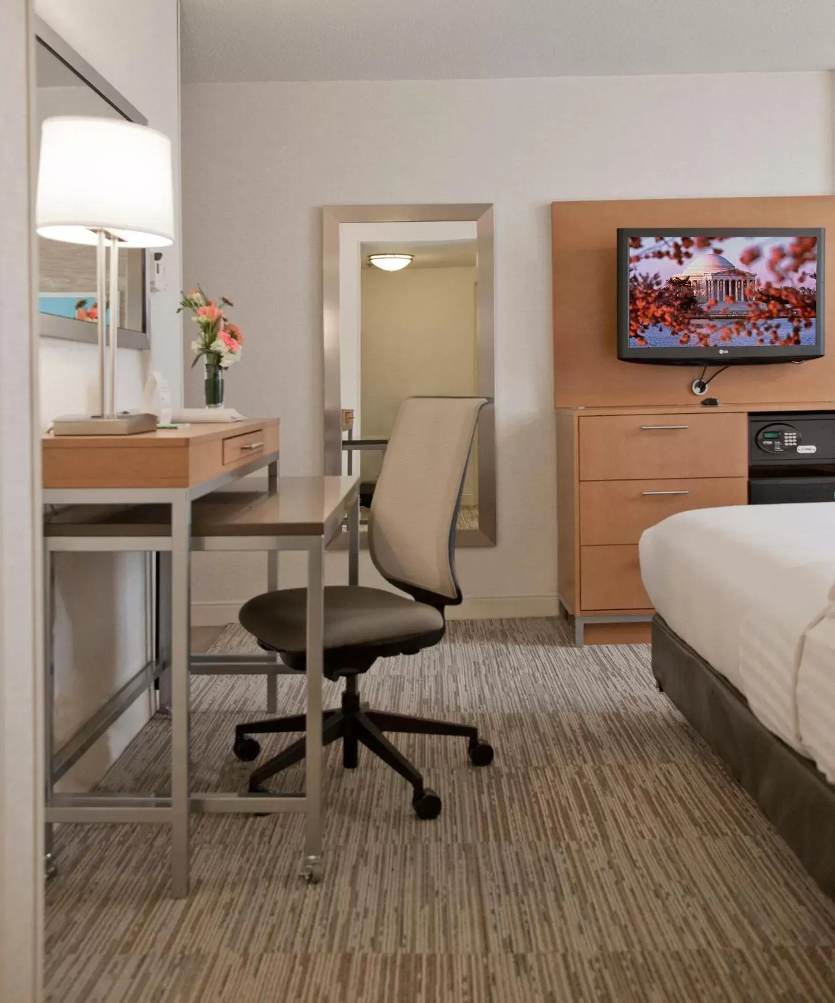 Photo of the whole room, TV/Entertainment Center in Holiday Inn Washington-Central/White House, an IHG Hotel