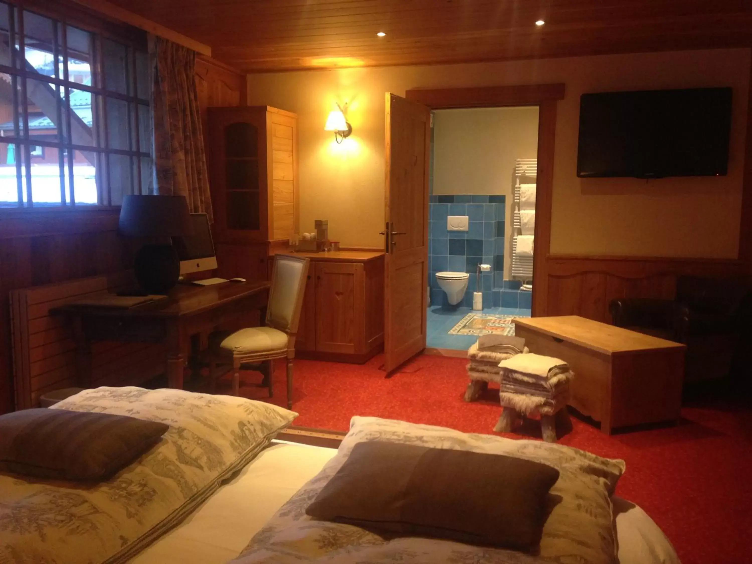 Photo of the whole room, TV/Entertainment Center in Chalet Mounier