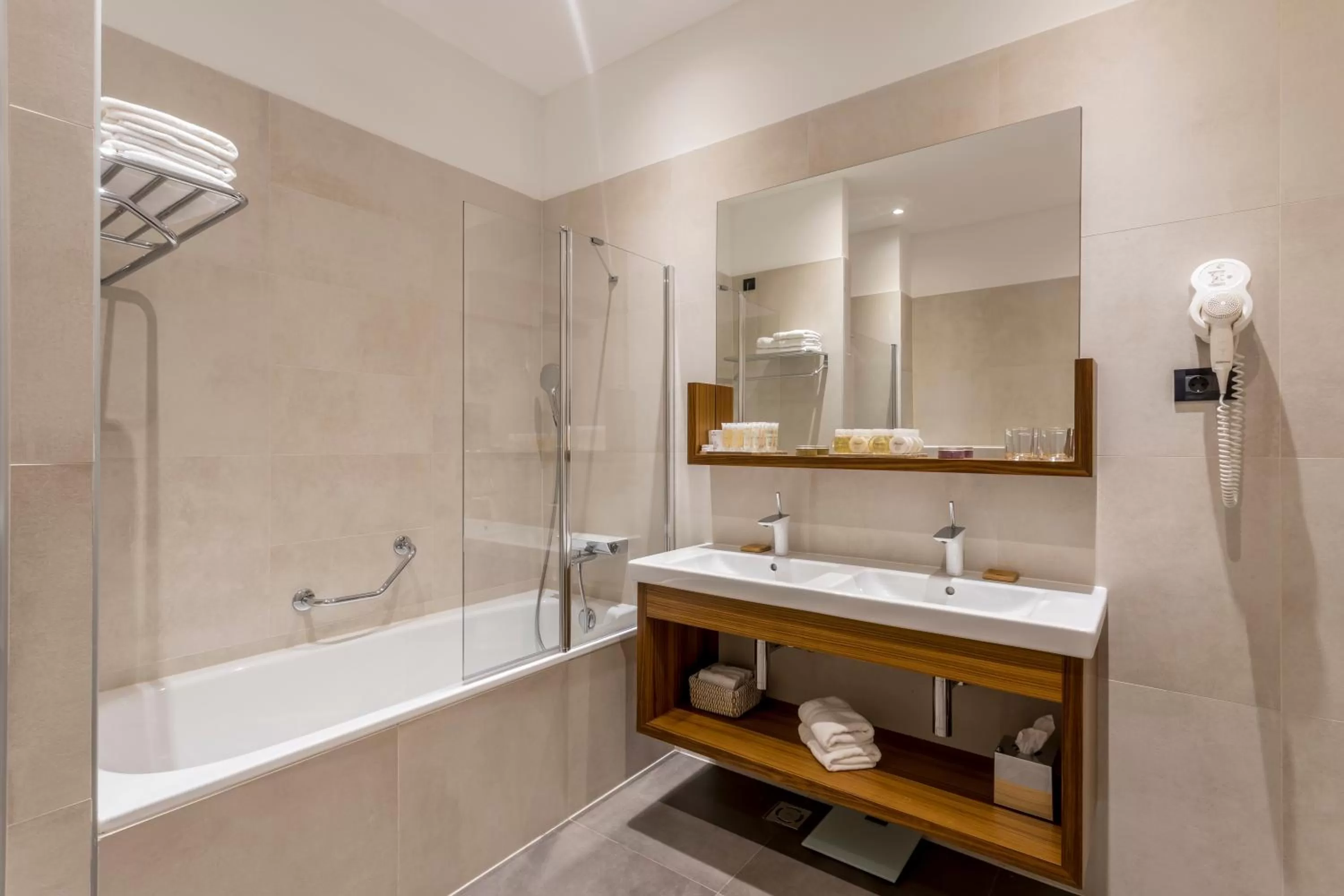 Shower in Cornaro Hotel