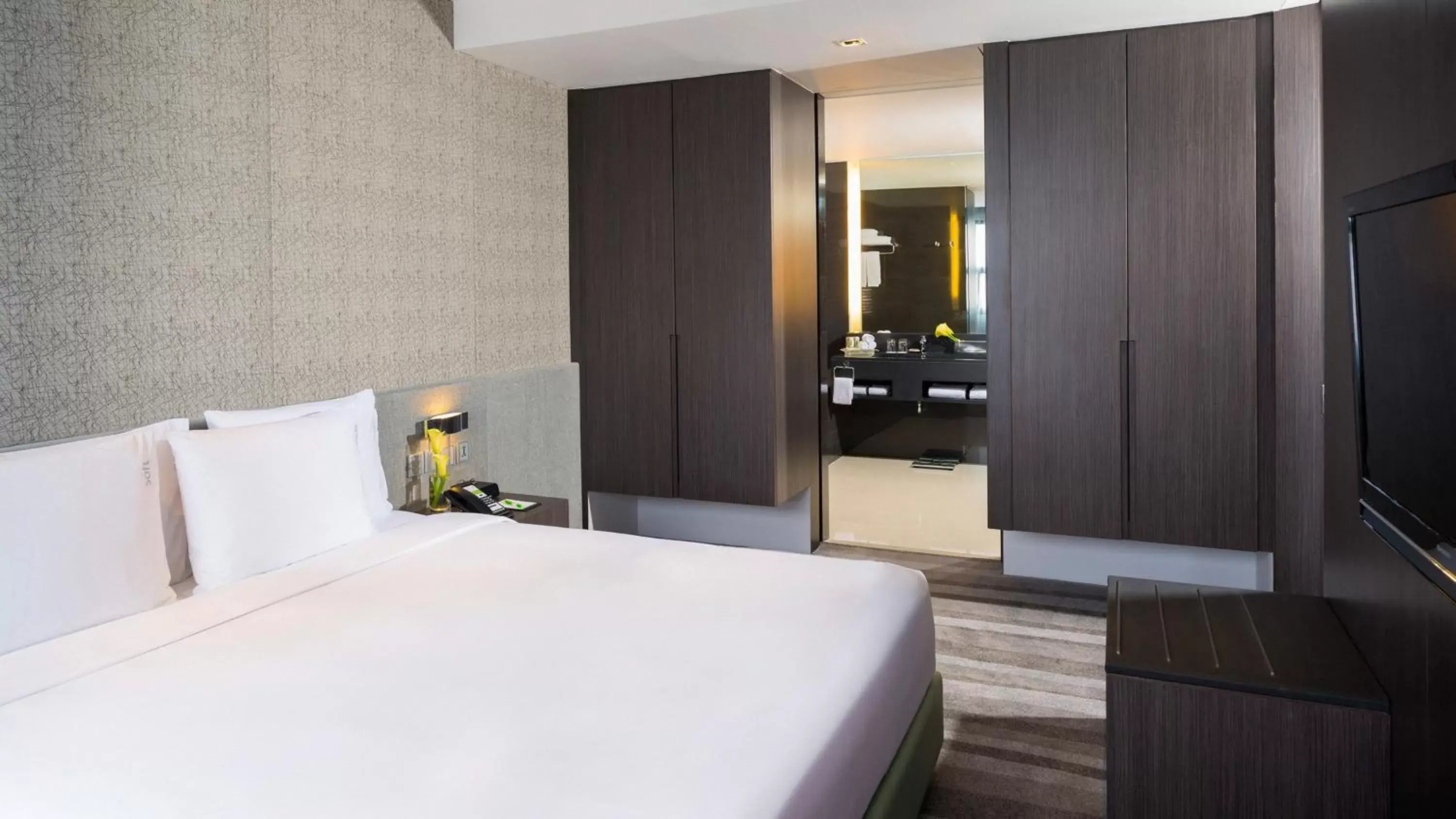 Bedroom, Bed in Holiday Inn Bangkok Sukhumvit, an IHG Hotel