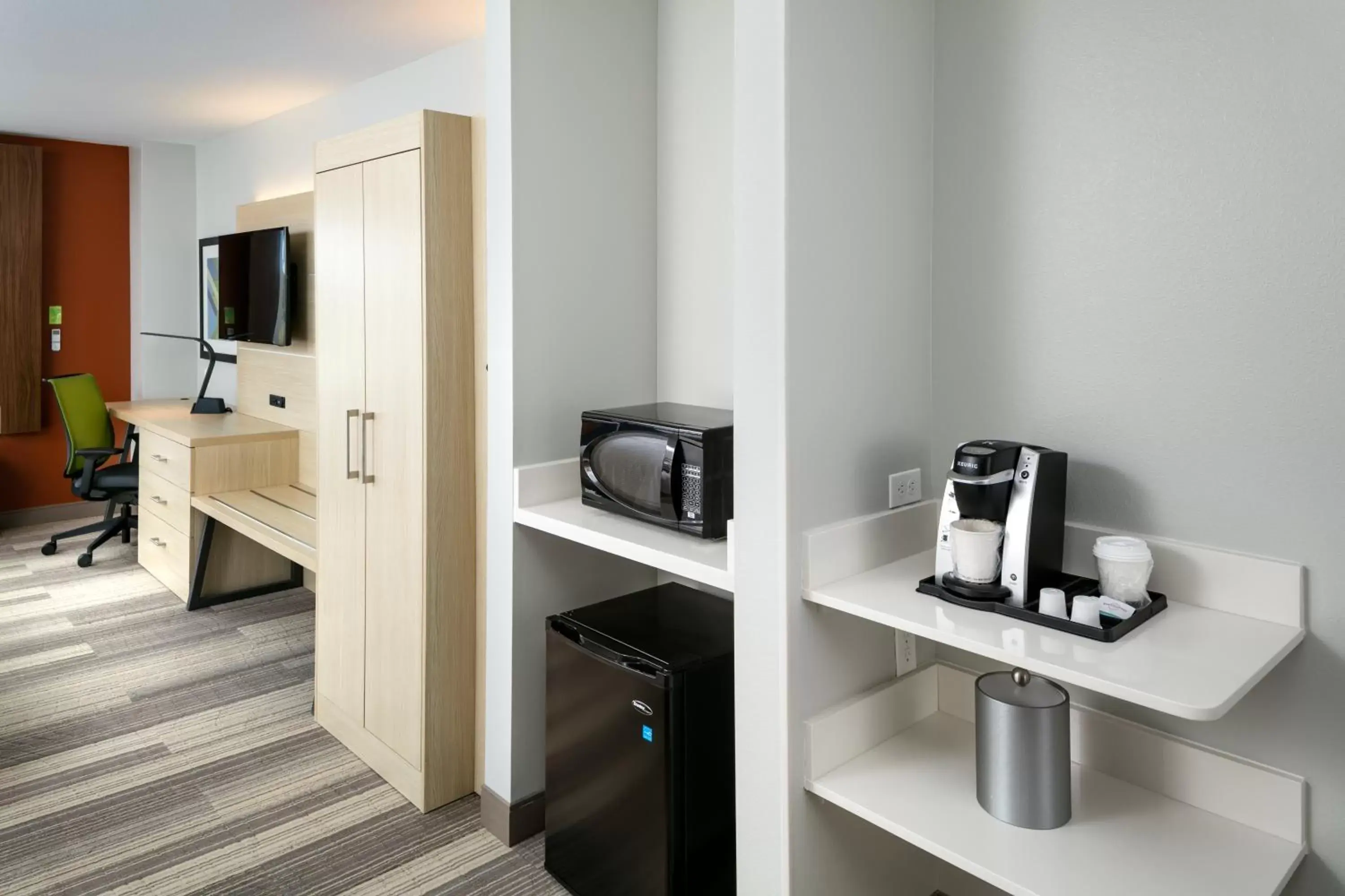 Bedroom, TV/Entertainment Center in Holiday Inn Express & Suites - Bend South, an IHG Hotel