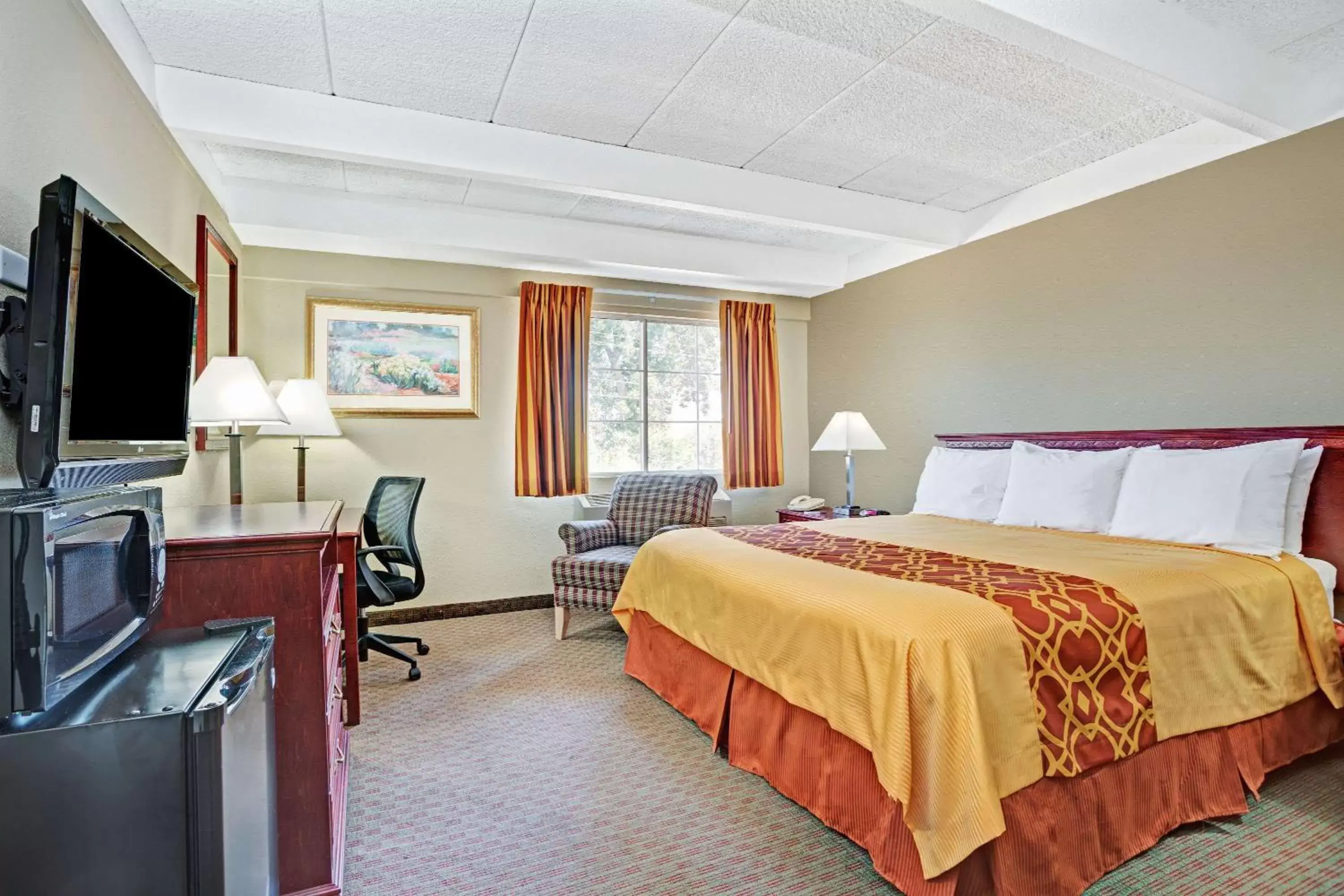 Photo of the whole room in Travelodge by Wyndham Iowa City