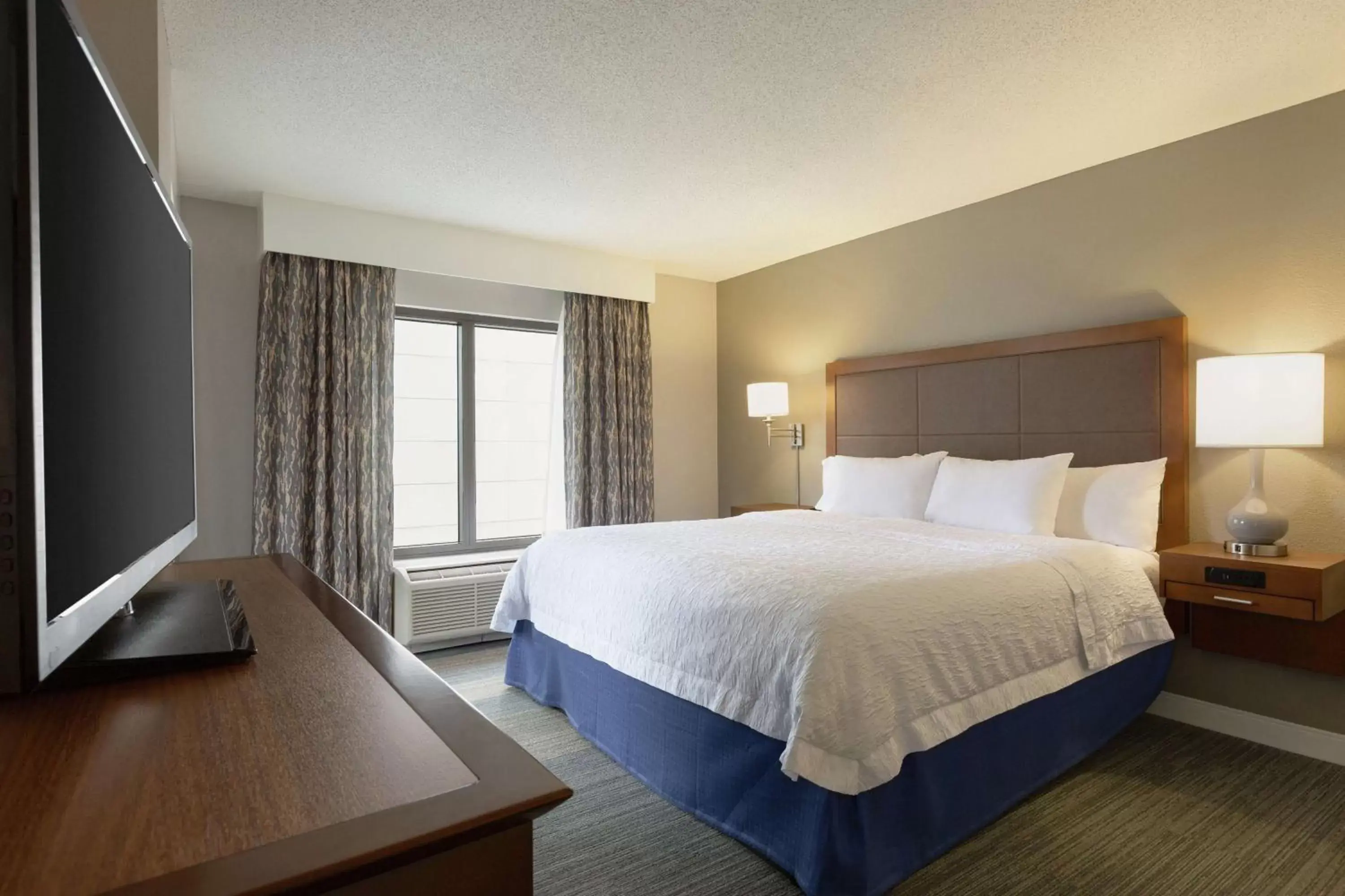 Bedroom, Bed in Hampton Inn & Suites Nashville-Downtown