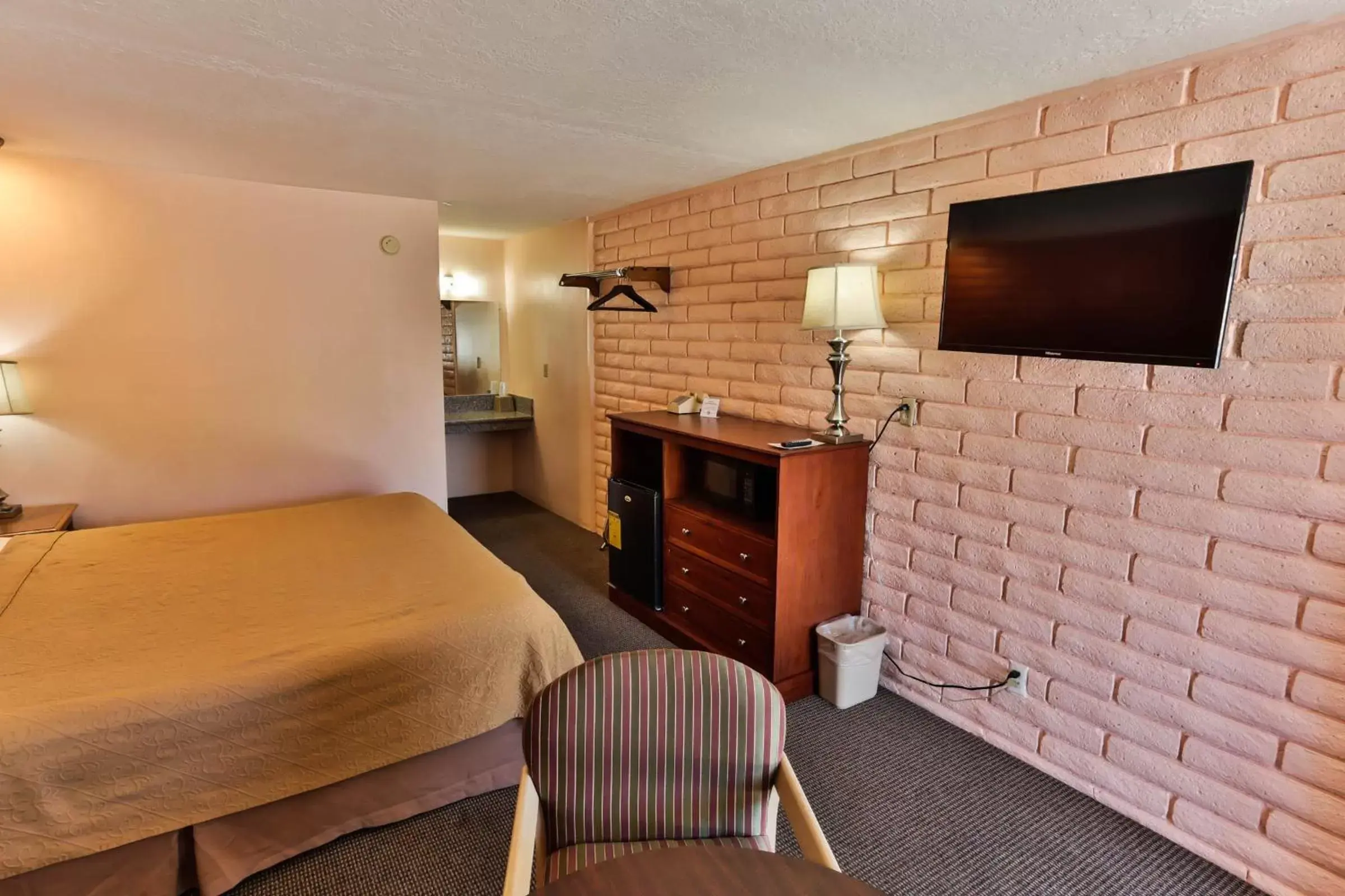 Seating area, Bed in Country Inn Beaver Utah Seating area, Bed in Country Inn Beaver Utah