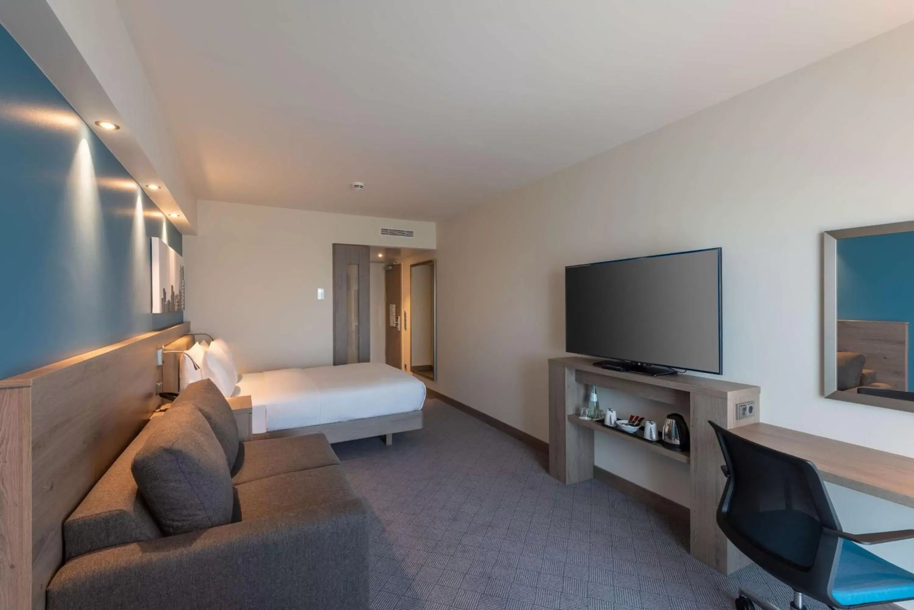 Bedroom, TV/Entertainment Center in Hampton by Hilton Düsseldorf City Centre
