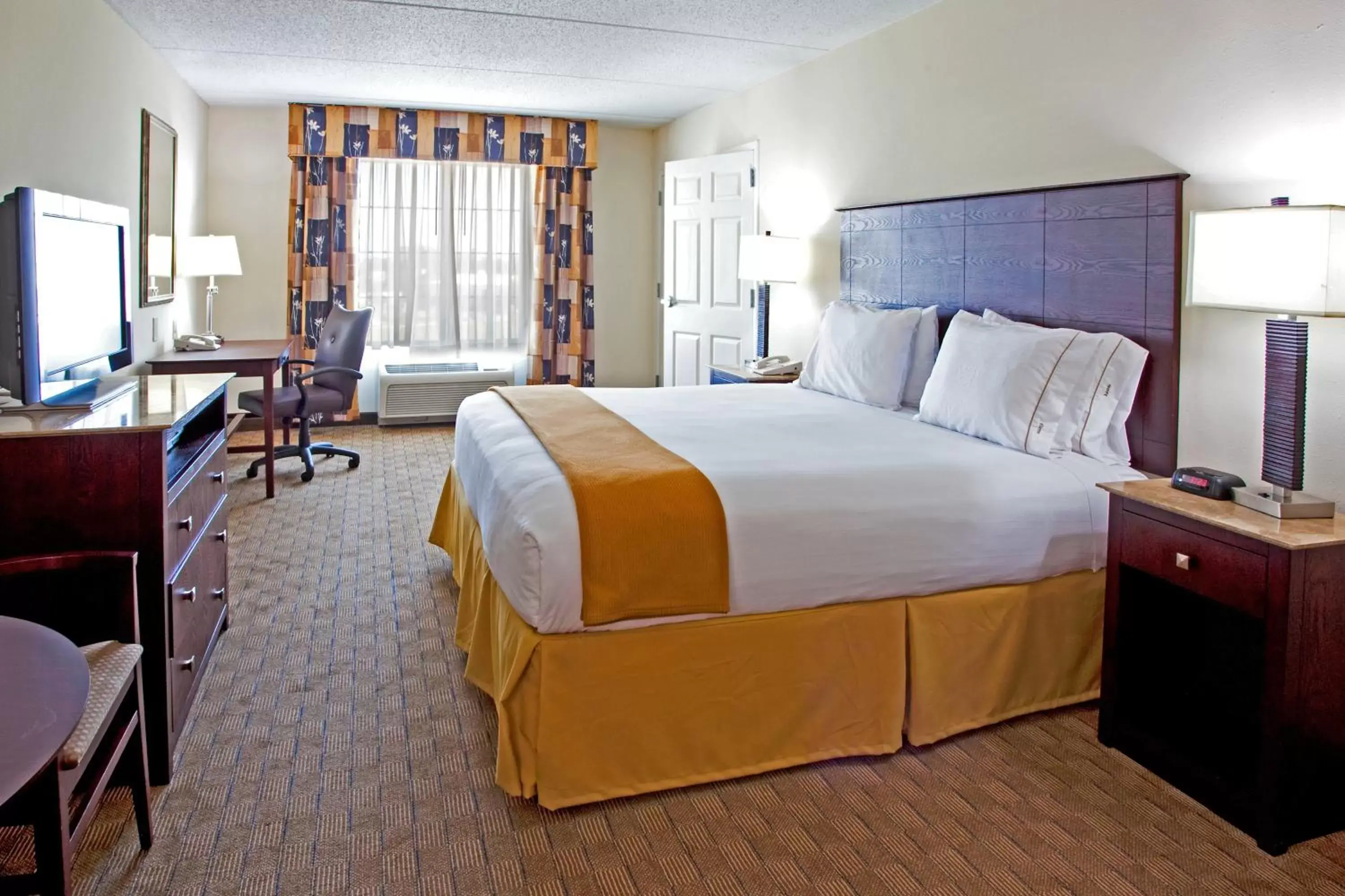 Bedroom, Bed in Holiday Inn Express & Suites Columbus at Northlake, an IHG Hotel