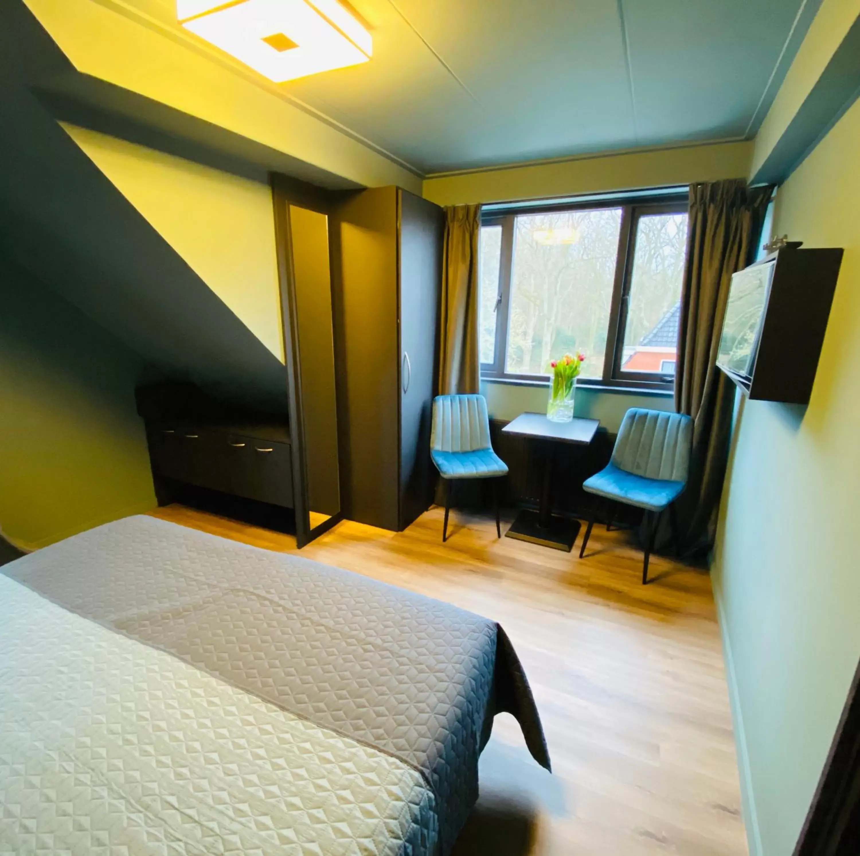 Bedroom, Bed in Hotel Zee Bergen
