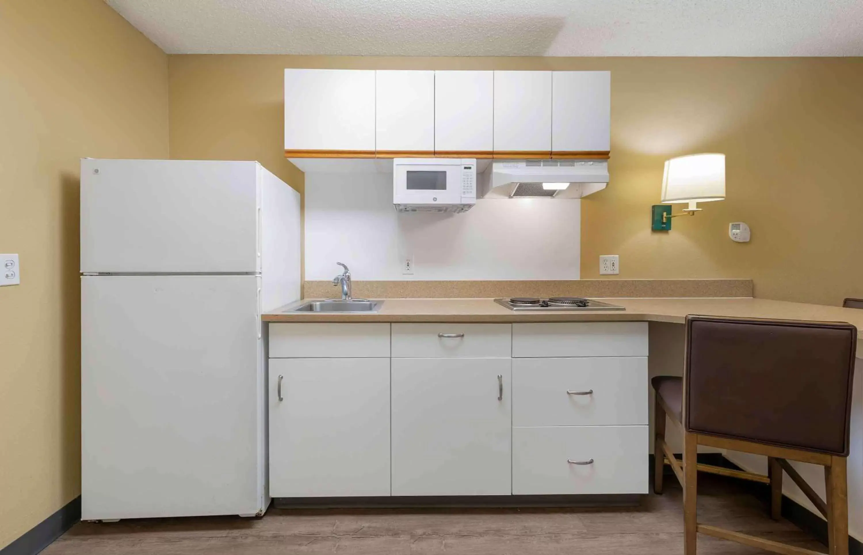 Bedroom, Kitchen/Kitchenette in Extended Stay America Suites - Los Angeles - Torrance - Del Amo Circle