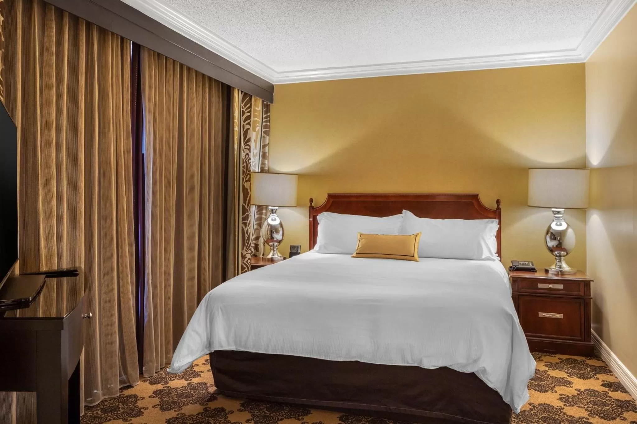 Bed in Omni Houston Hotel