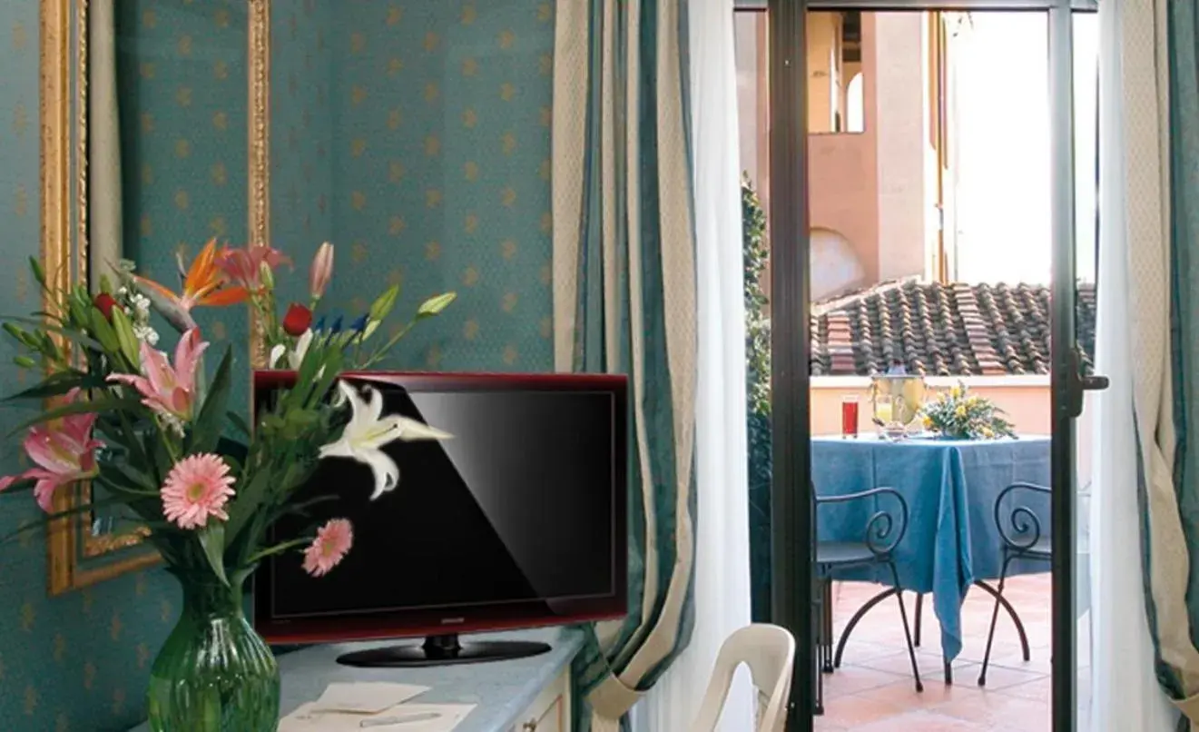 TV and multimedia, TV/Entertainment Center in Hotel La Lumiere Di Piazza Di Spagna