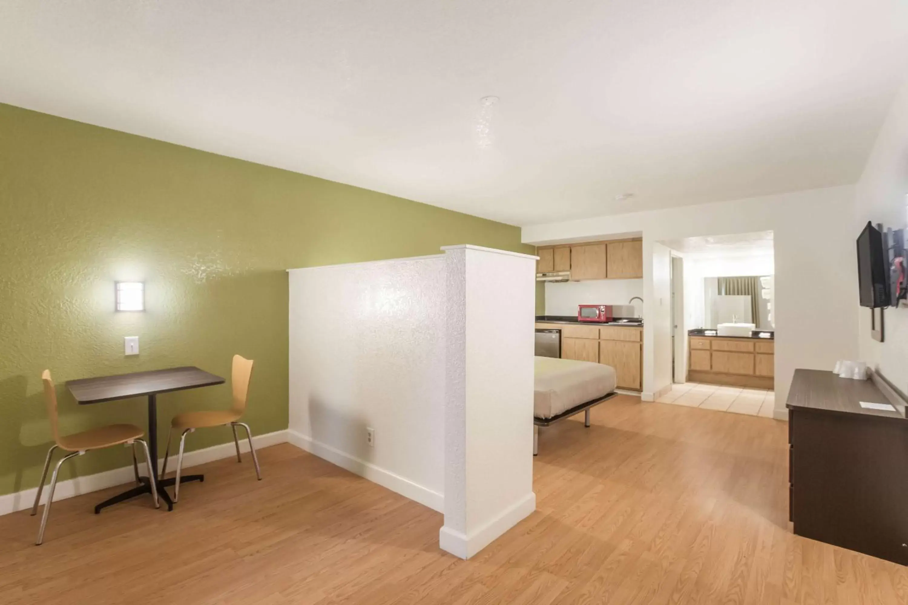 Deluxe Queen Room - single occupancy - Non-Smoking in Motel 6 Hemet Deluxe Queen Room - single occupancy - Non-Smoking in Motel 6 Hemet