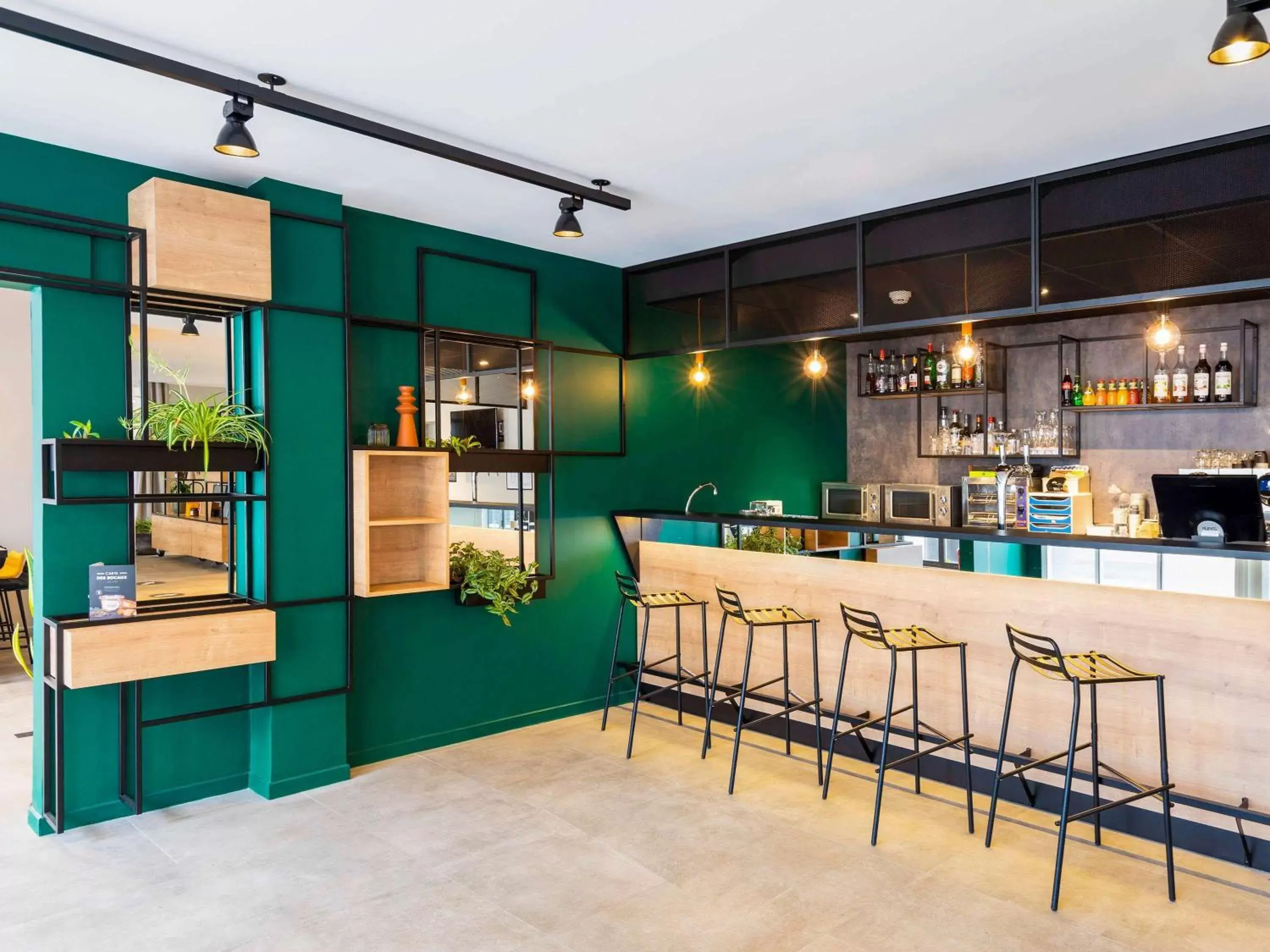 Lounge or bar in Ibis Pau Centre