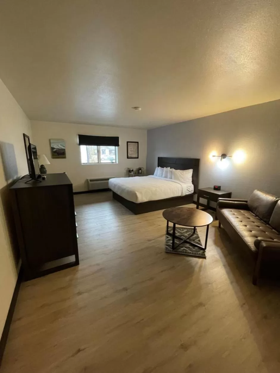 Photo of the whole room, Bed in The Scout INN