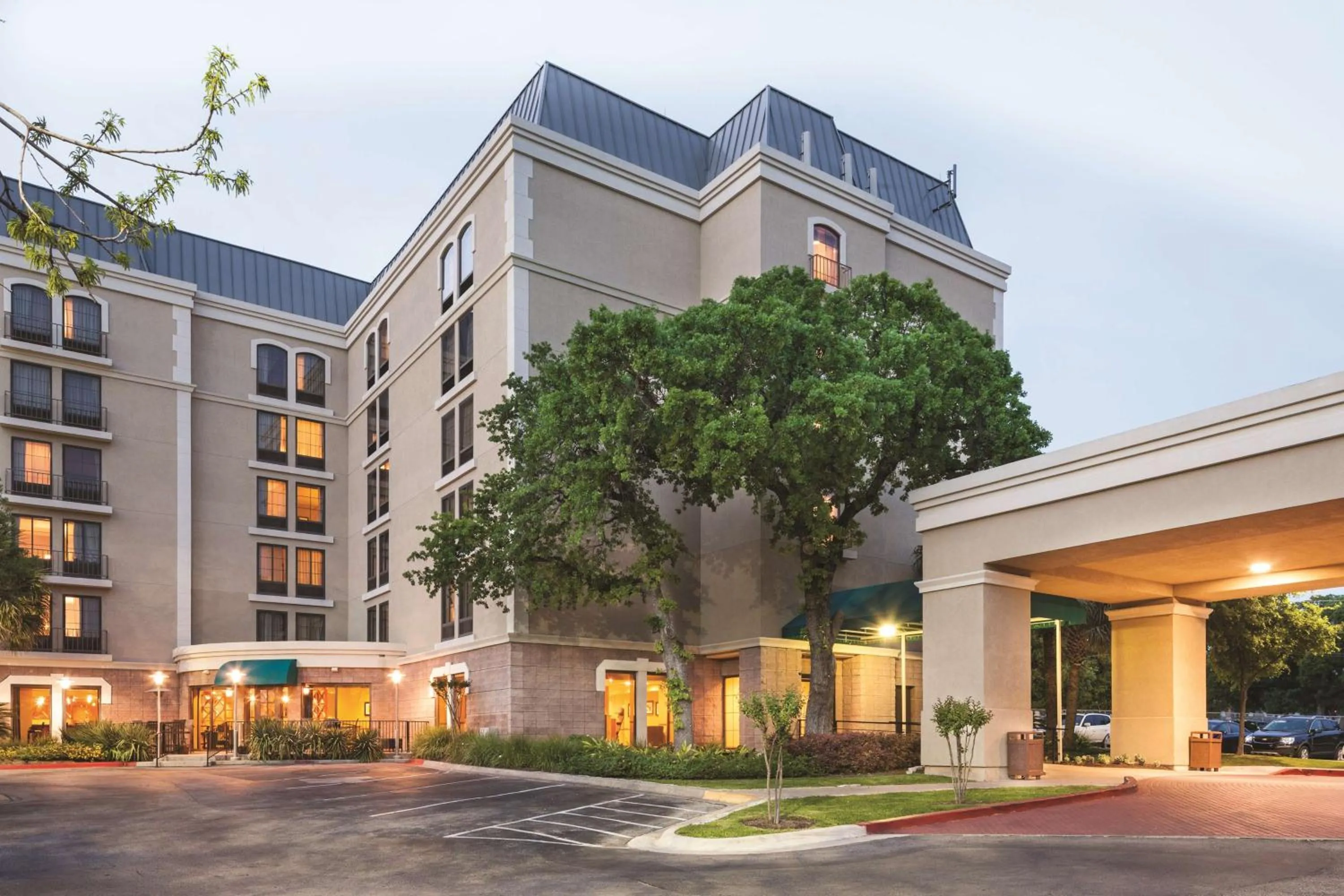 Property building in DoubleTree by Hilton Austin-University Area