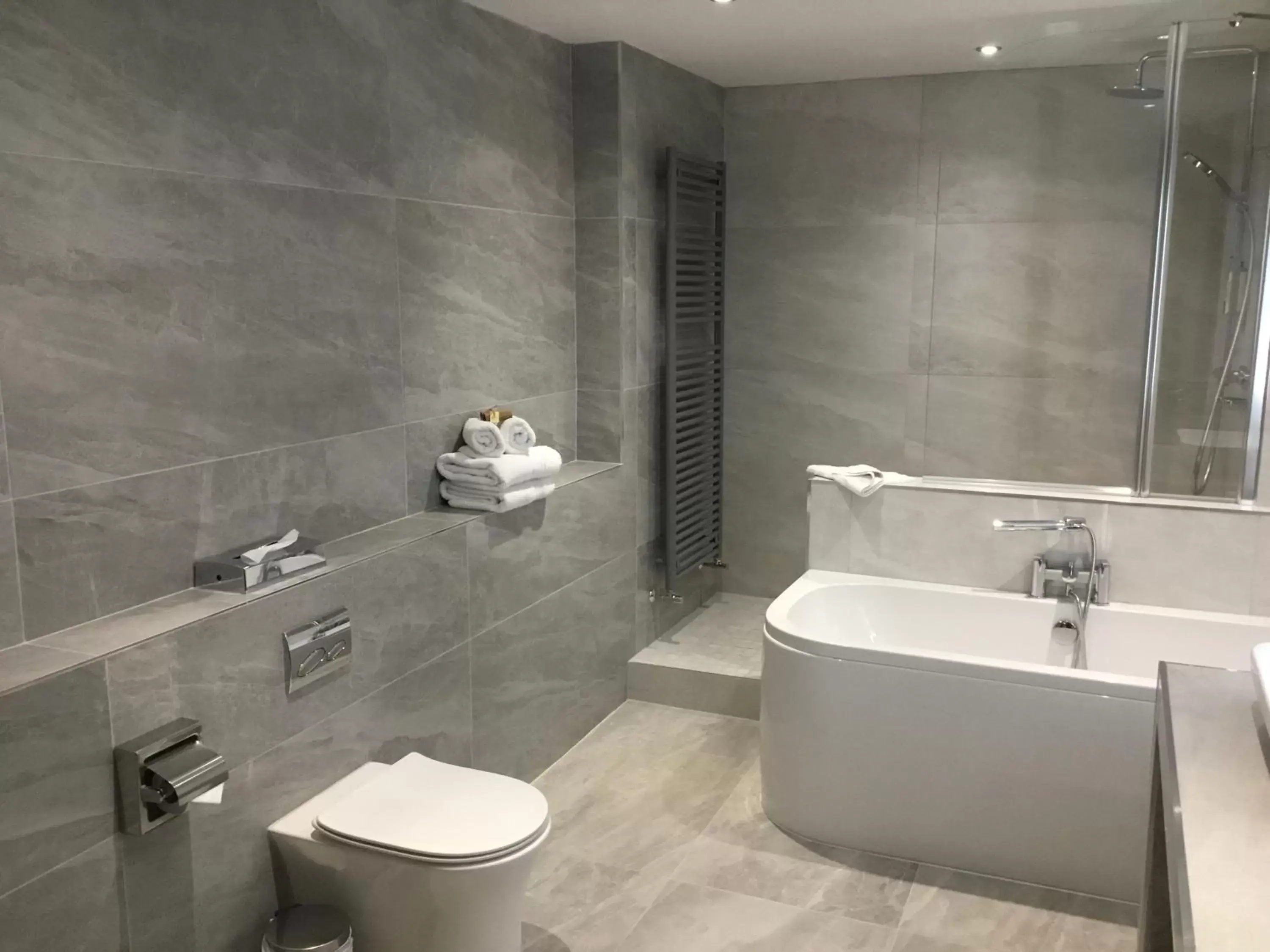 Shower, Bathroom in Seagoe Hotel