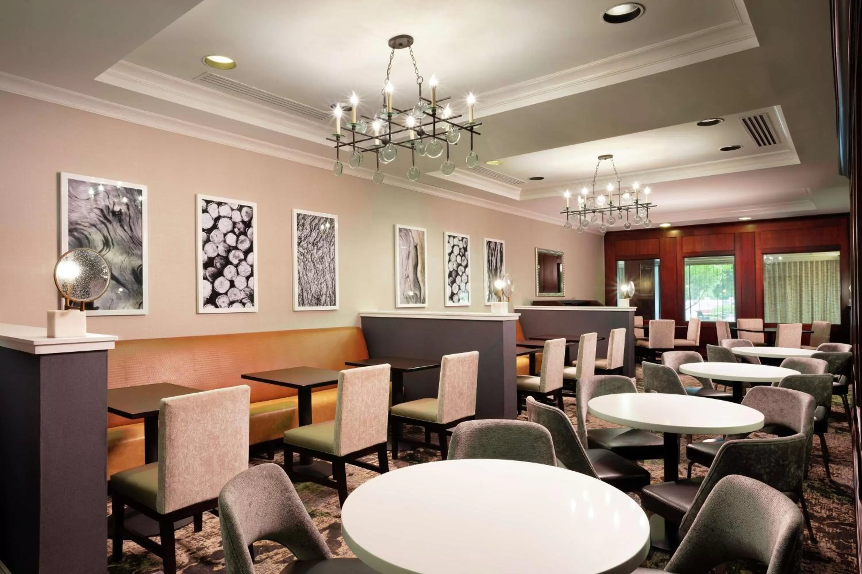 Dining area in DoubleTree by Hilton Hotel Columbia