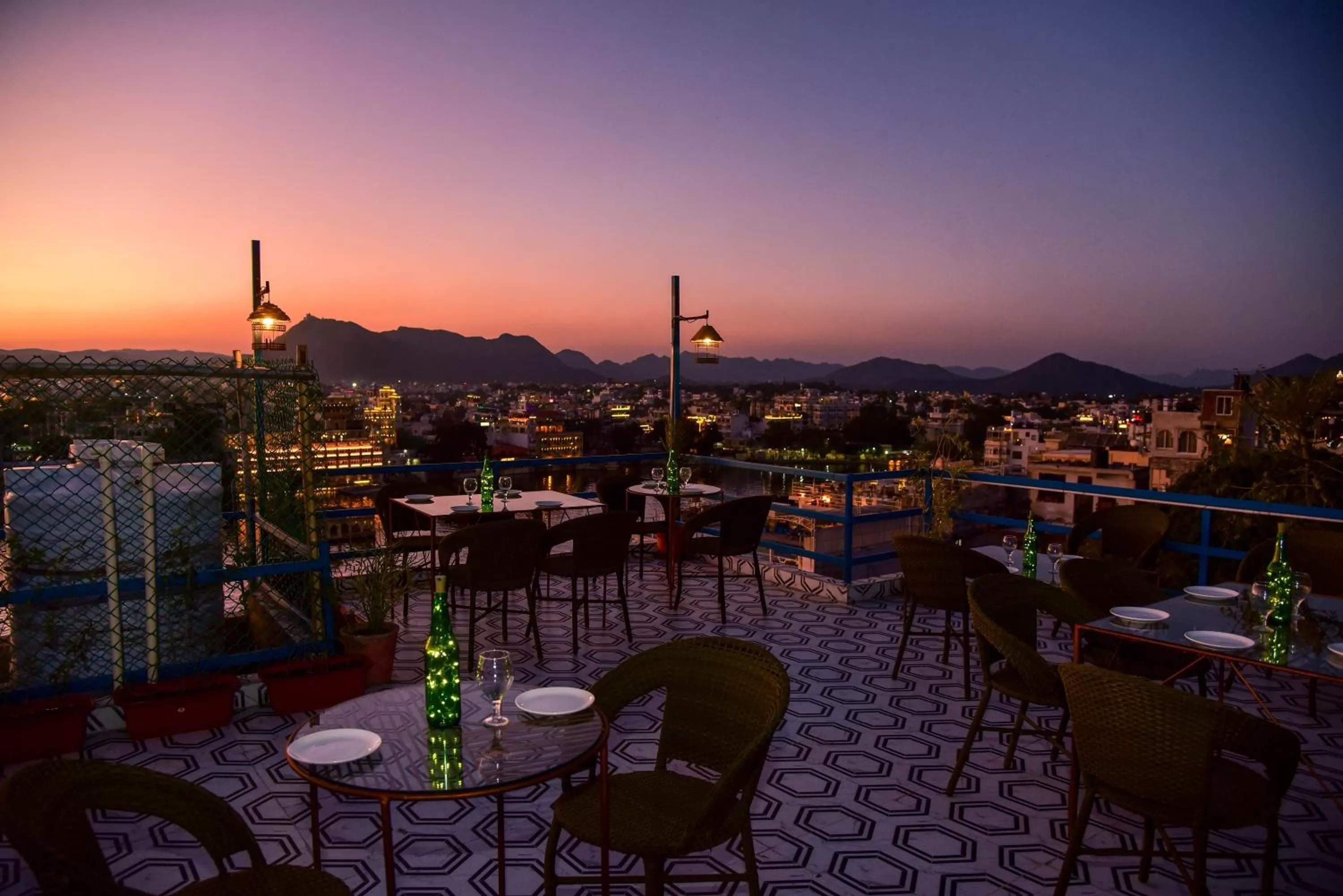 Restaurant/places to eat in Hotel Casa by the lake