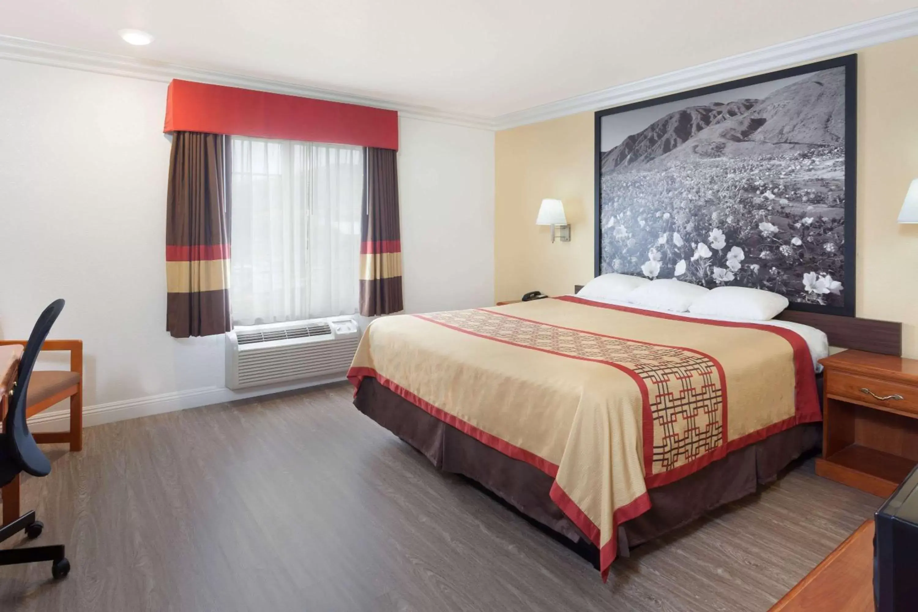 Photo of the whole room, Bed in Super 8 by Wyndham Santa Clarita/Valencia
