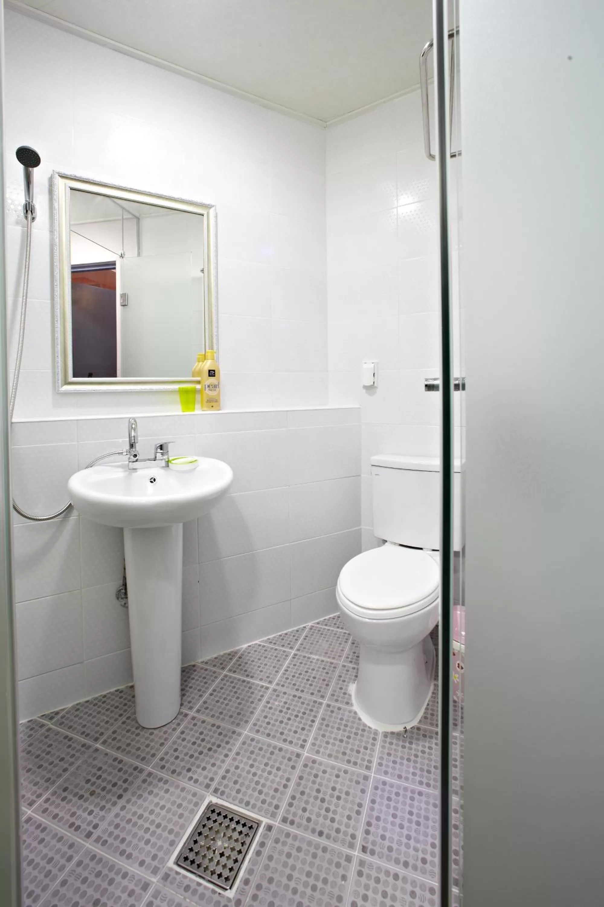 Shower in Rainbow Hotel Myeongdong