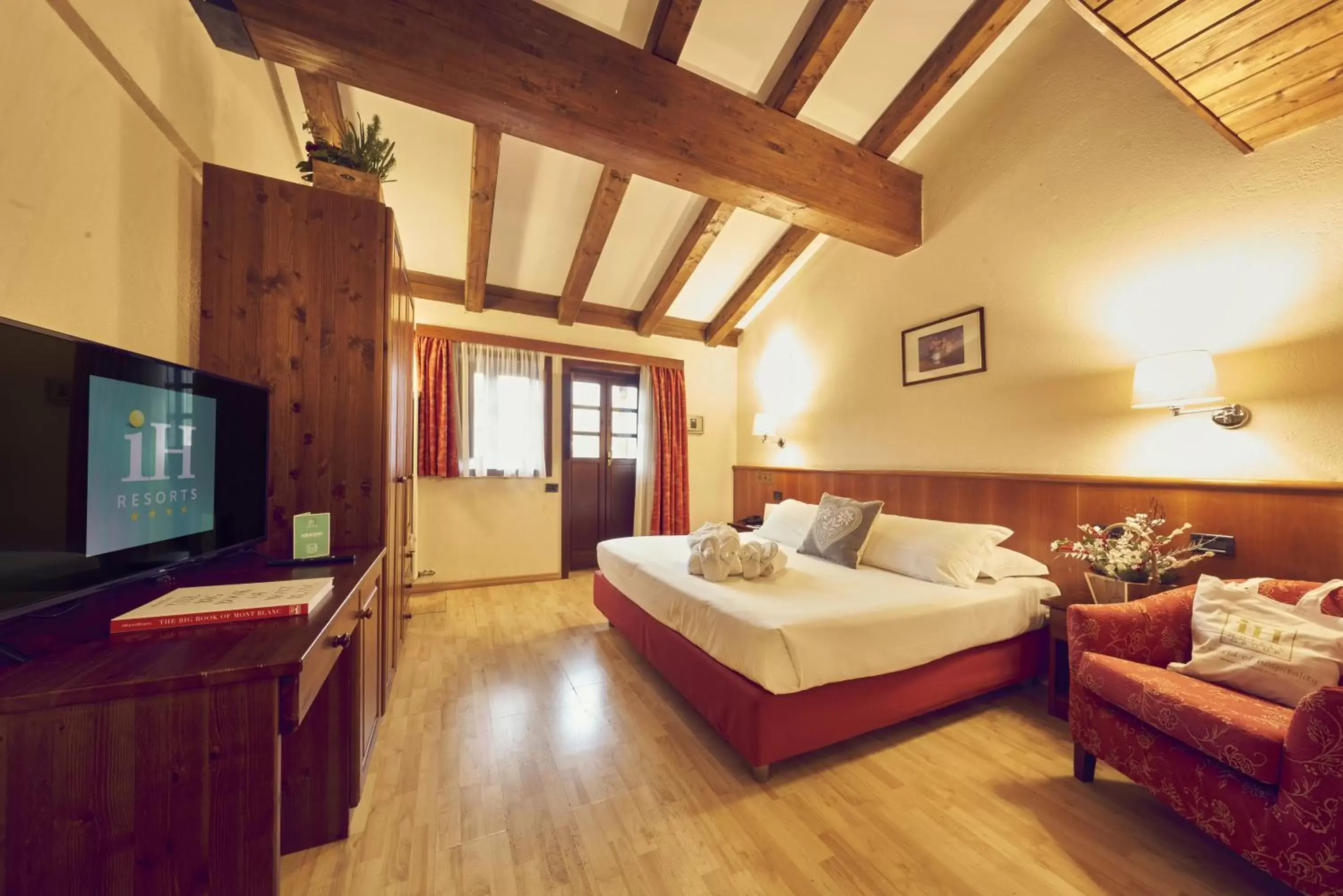 Bedroom, TV/Entertainment Center in iH Hotels Courmayeur Mont Blanc