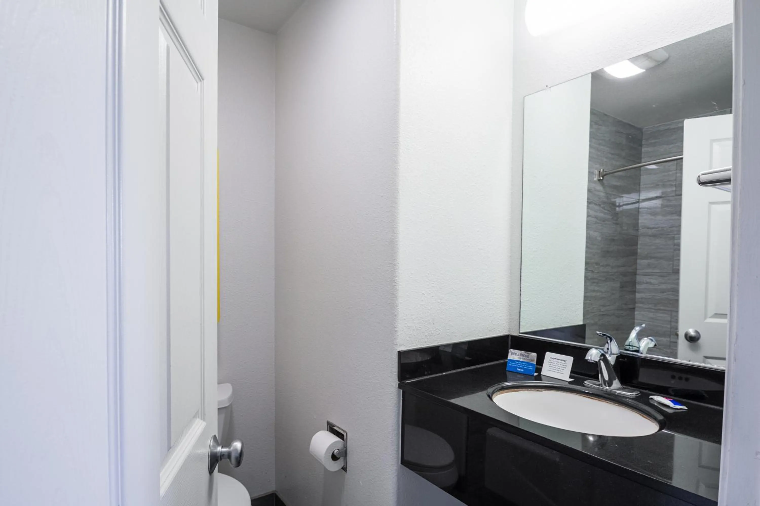 Bathroom in Fisherman's Cove Inn