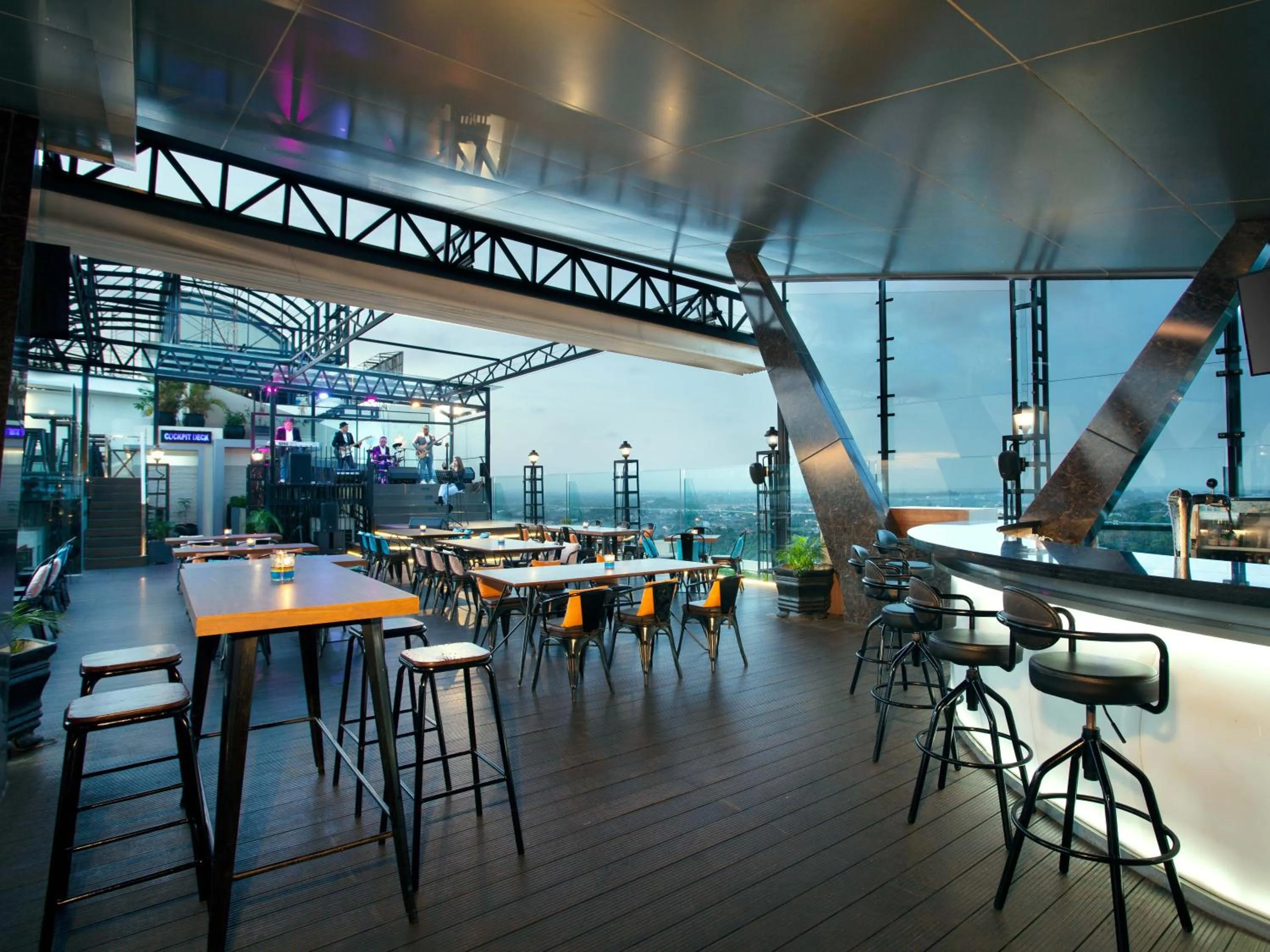 Restaurant/places to eat in Platinum Hotel & Convention Hall Balikpapan