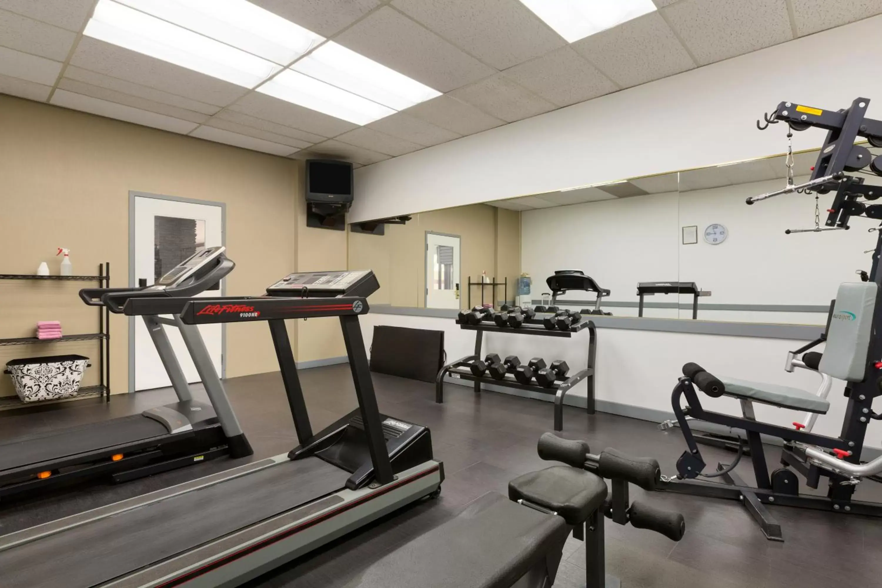 Fitness centre/facilities in Days Inn by Wyndham Calgary South