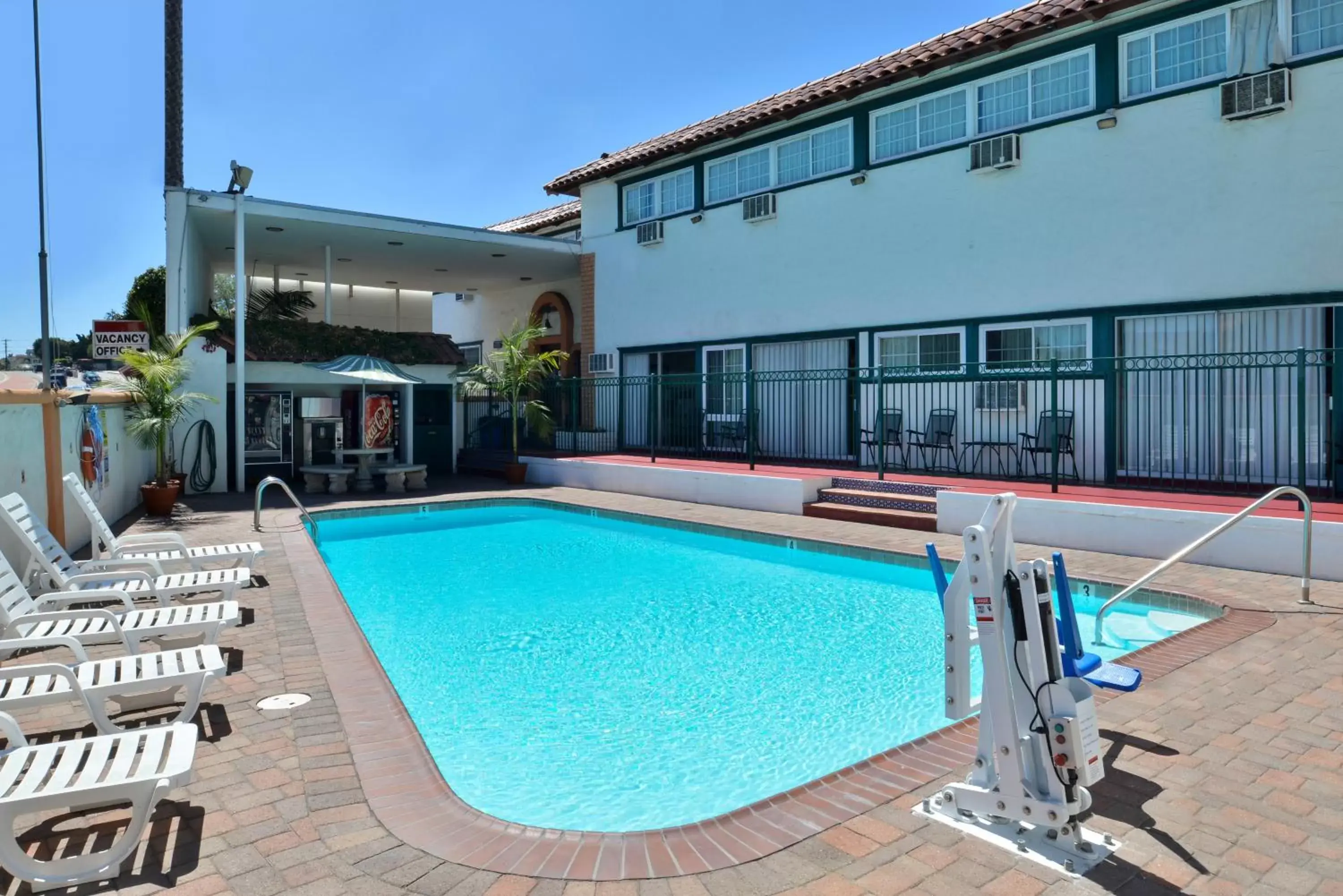 Swimming pool in Americas Best Value Inn Loma Lodge