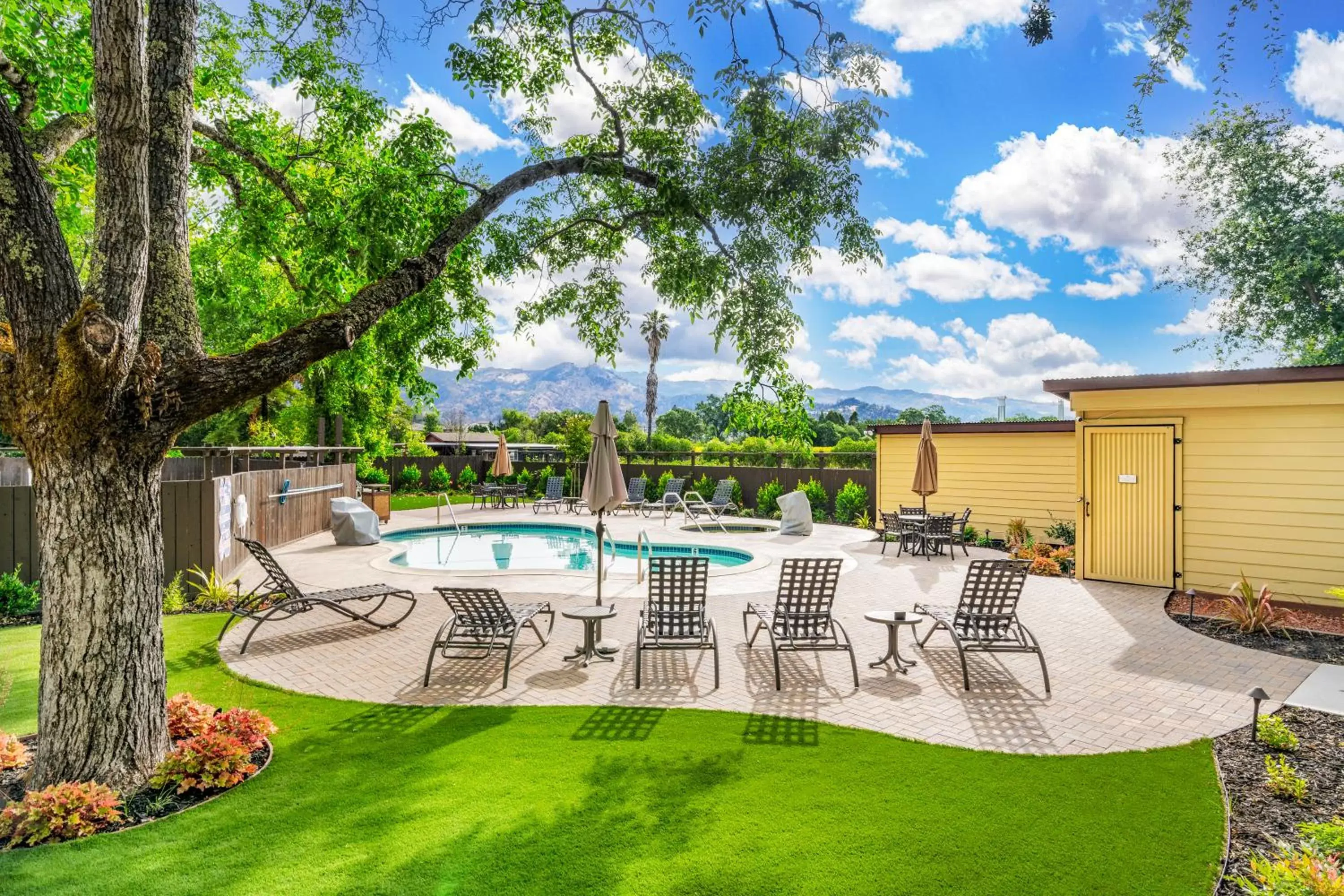 Hot Tub, Swimming Pool in The Inn on Pine