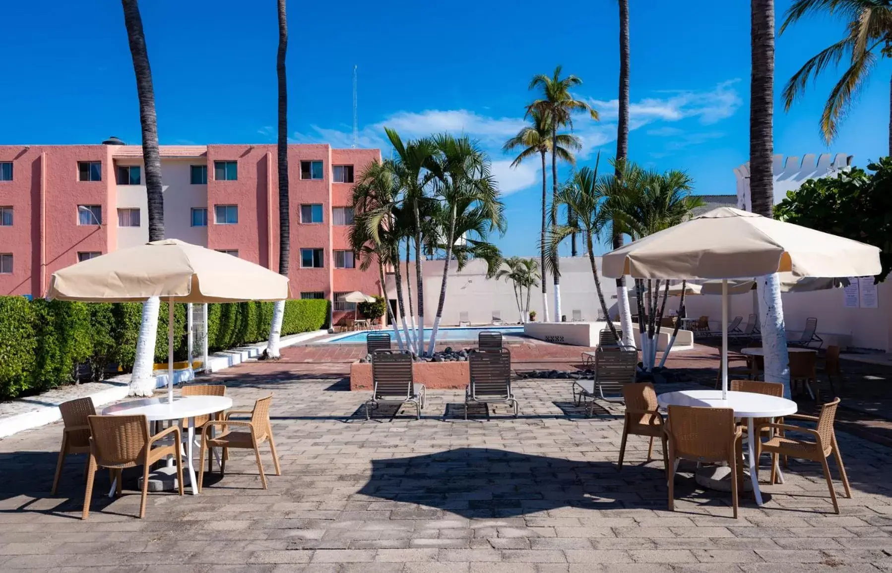 Swimming pool, Beach in Suites Santa Barbara