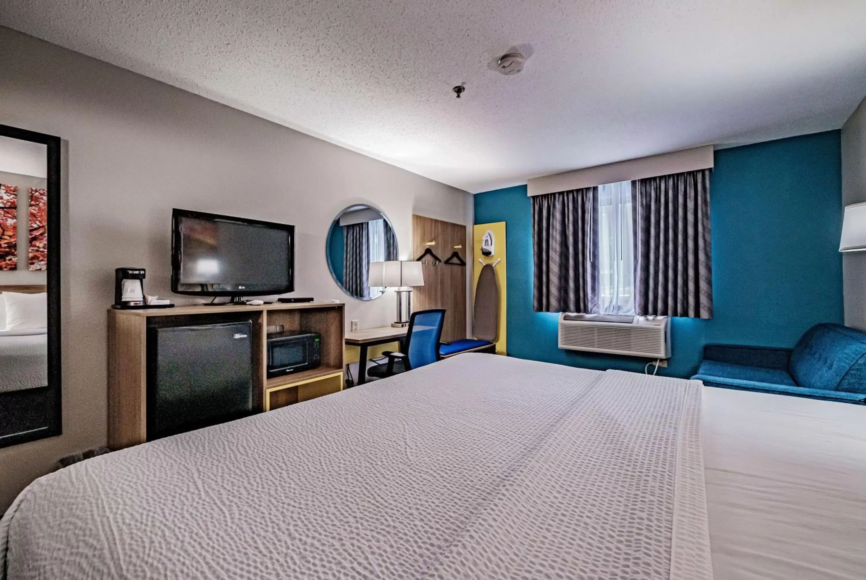 Photo of the whole room, Bed in Days Inn by Wyndham Brunswick Bath Area
