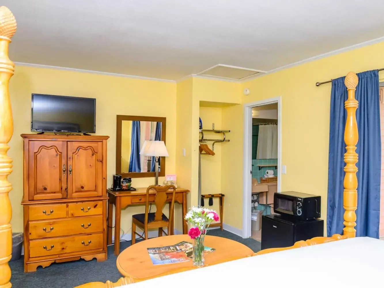 Bedroom, TV/Entertainment Center in Land O Nod Inn