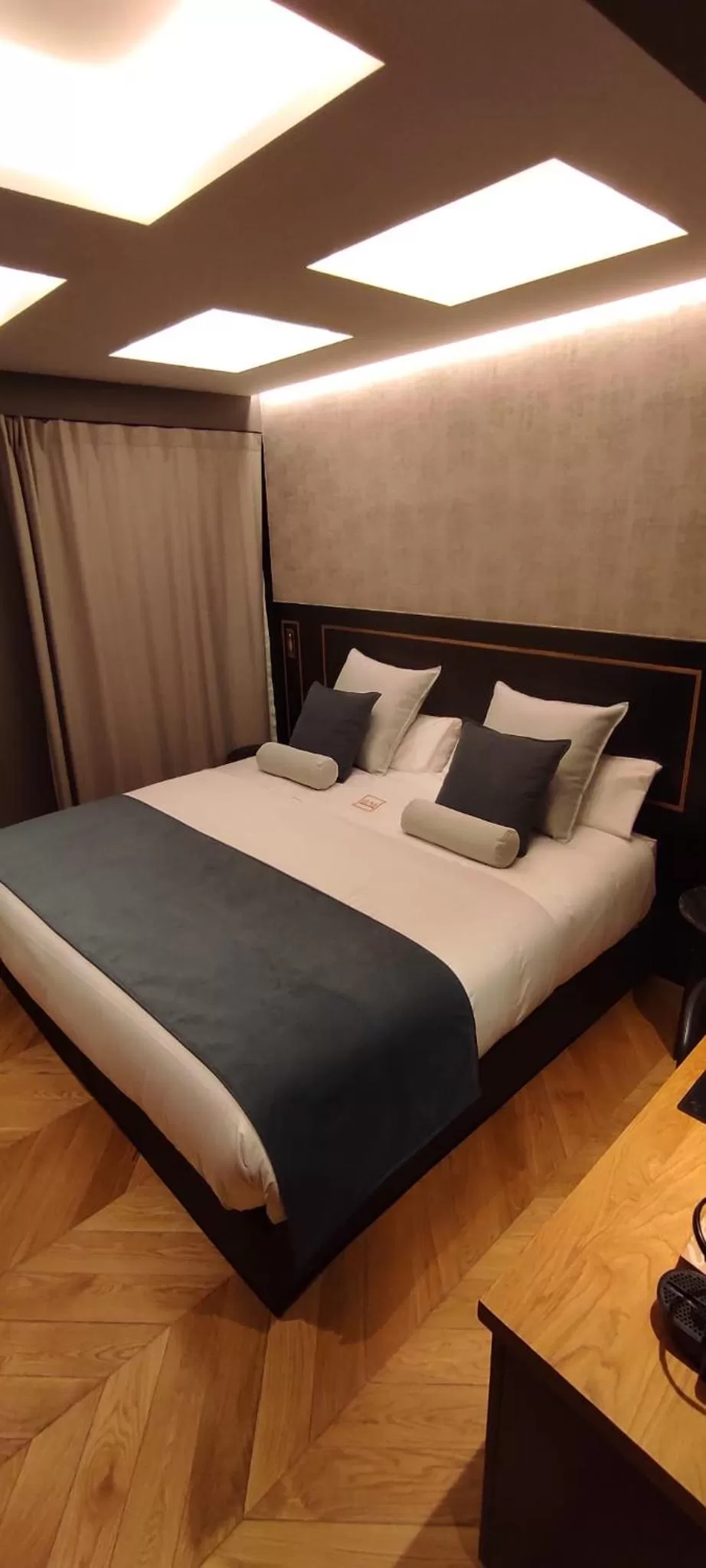 Shower, Bed in IBIZA ROOMs