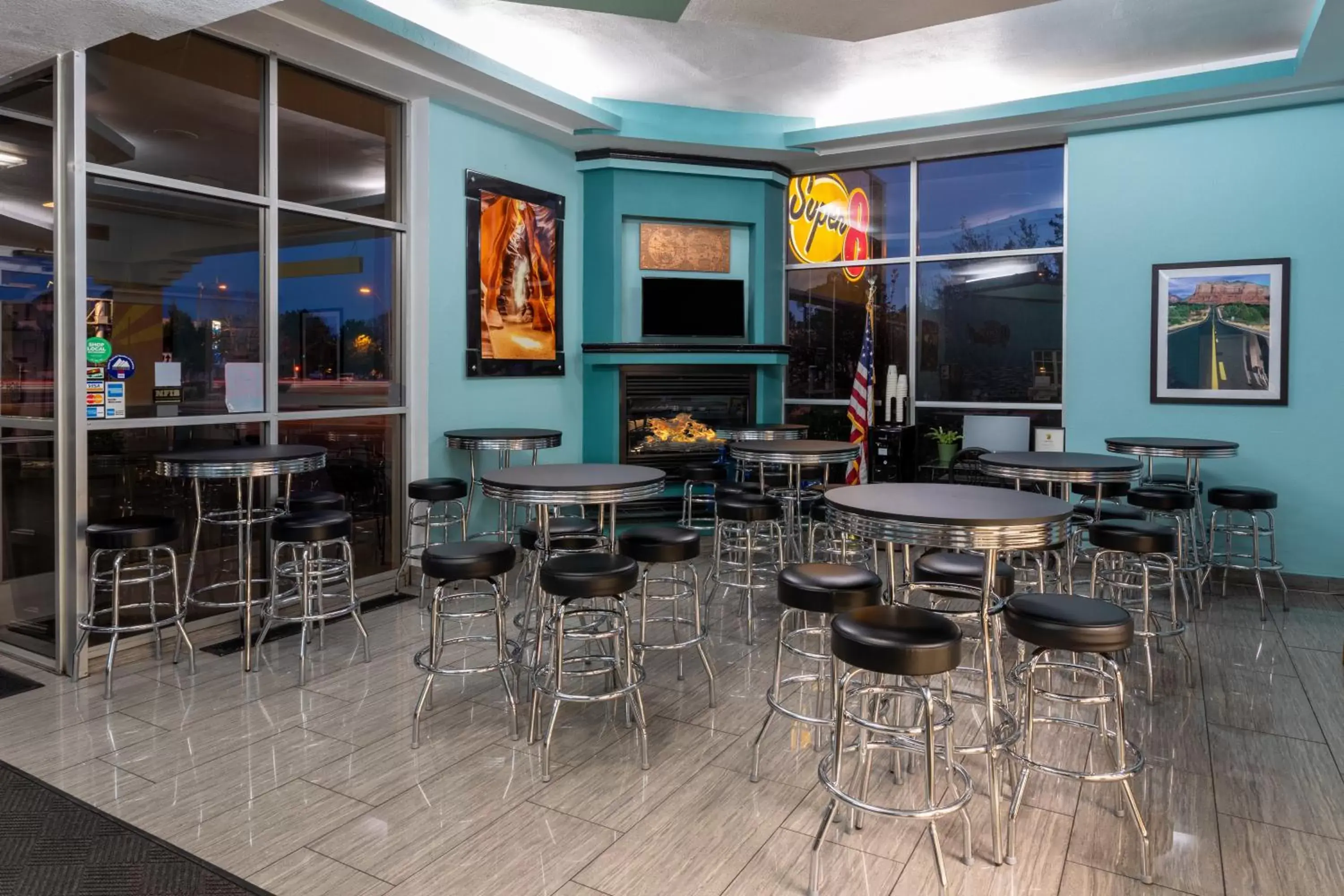 Lobby or reception, Lounge/Bar in Super 8 by Wyndham NAU/Downtown Conference Center