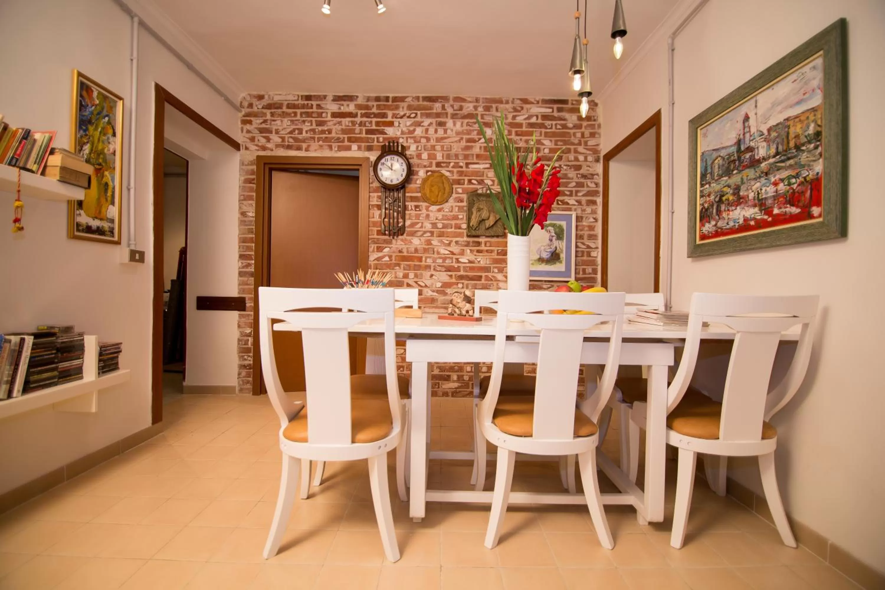 Communal lounge/ TV room in B&B Artistic Tirana