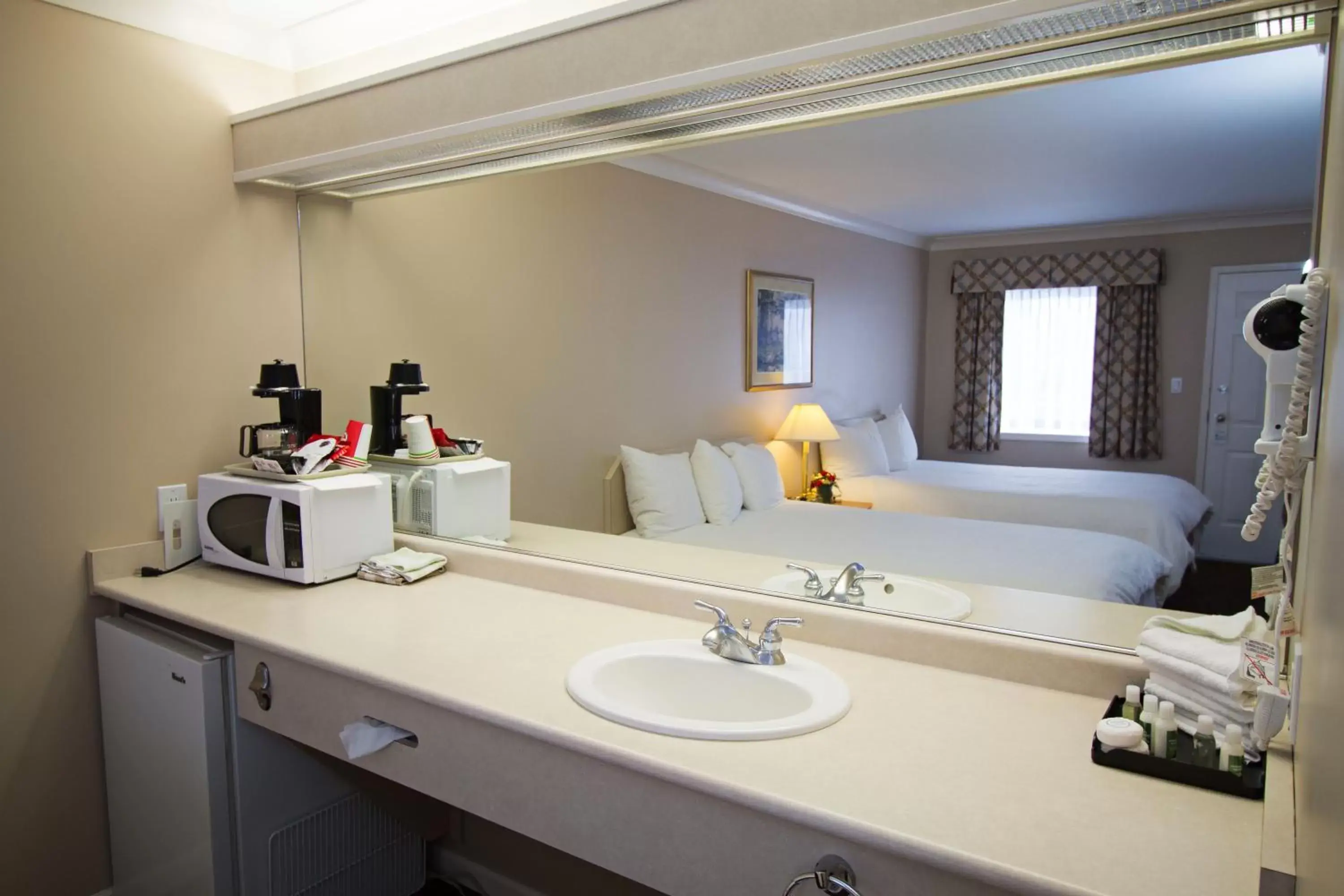 Bathroom in Glenwood Inn & Suites
