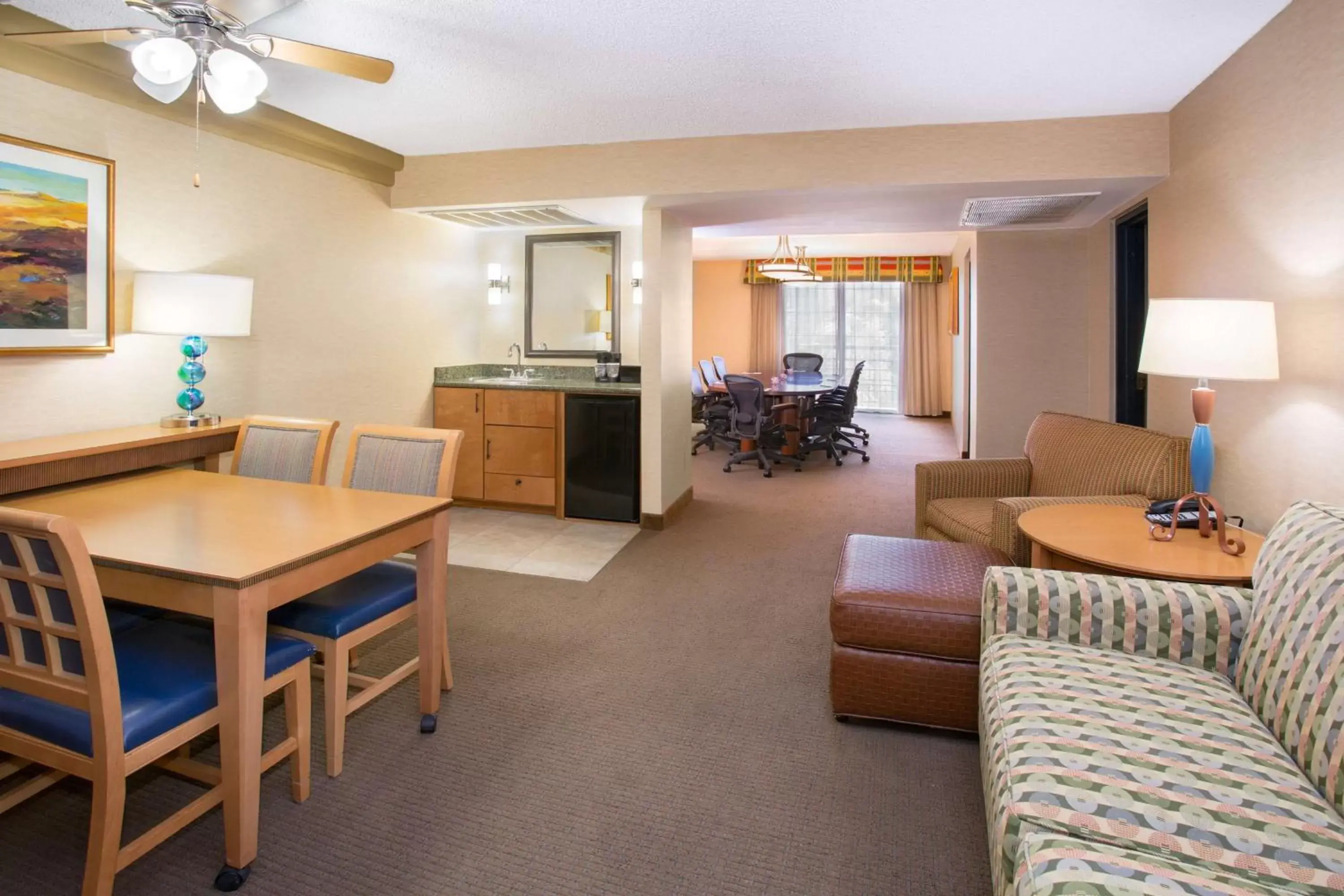 Living room, Seating Area in Embassy Suites by Hilton Phoenix Biltmore