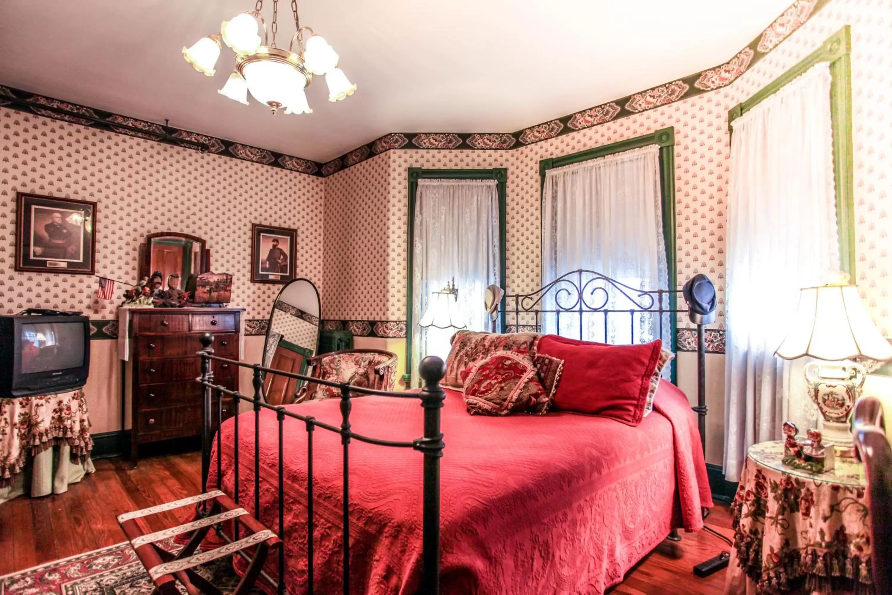 Deluxe Queen Room with Tub or Shower in Hollerstown Hill Bed and Breakfast Deluxe Queen Room with Tub or Shower in Hollerstown Hill Bed and Breakfast