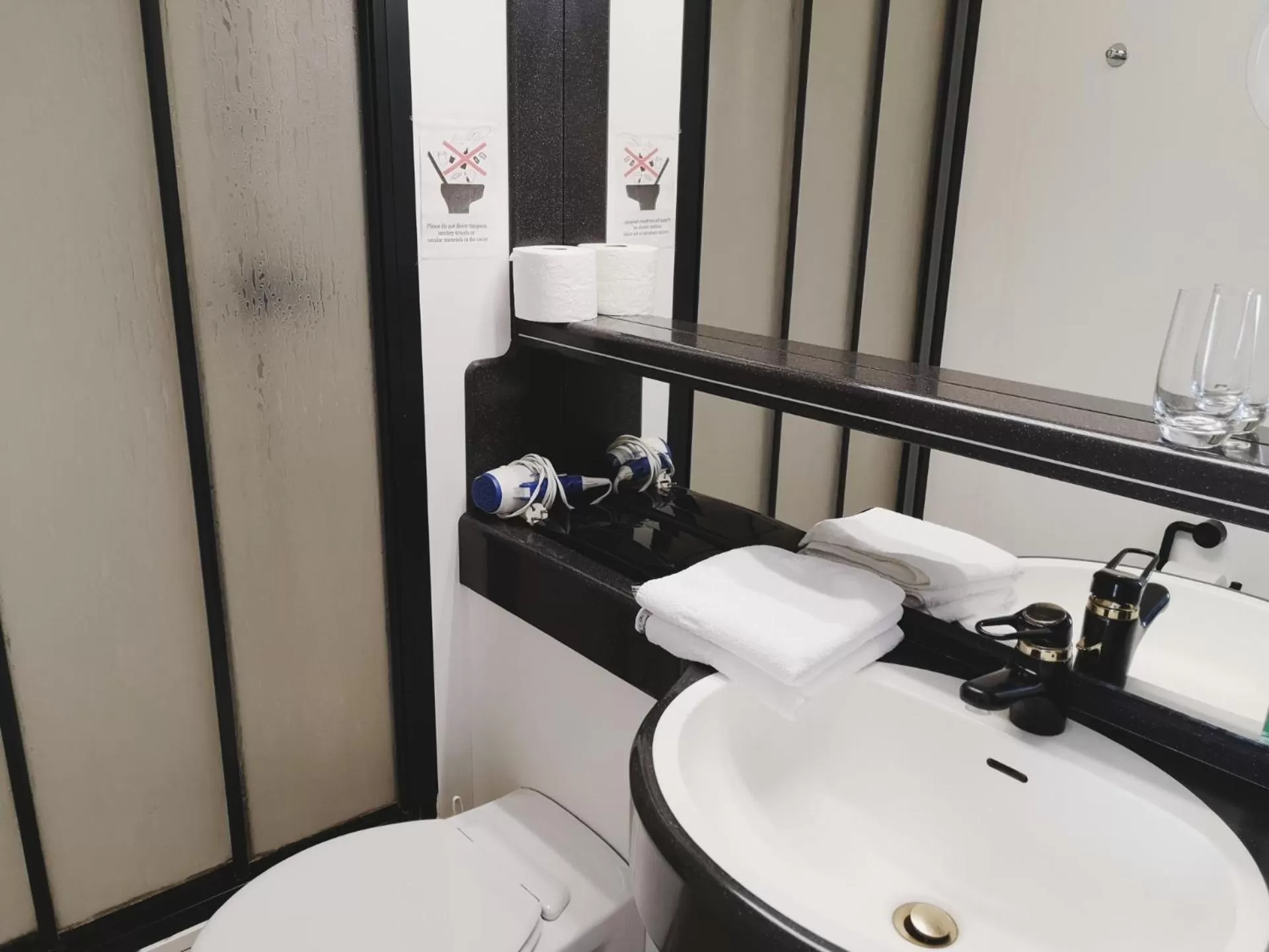 Bathroom, Bed in Hotel Restaurant Verst