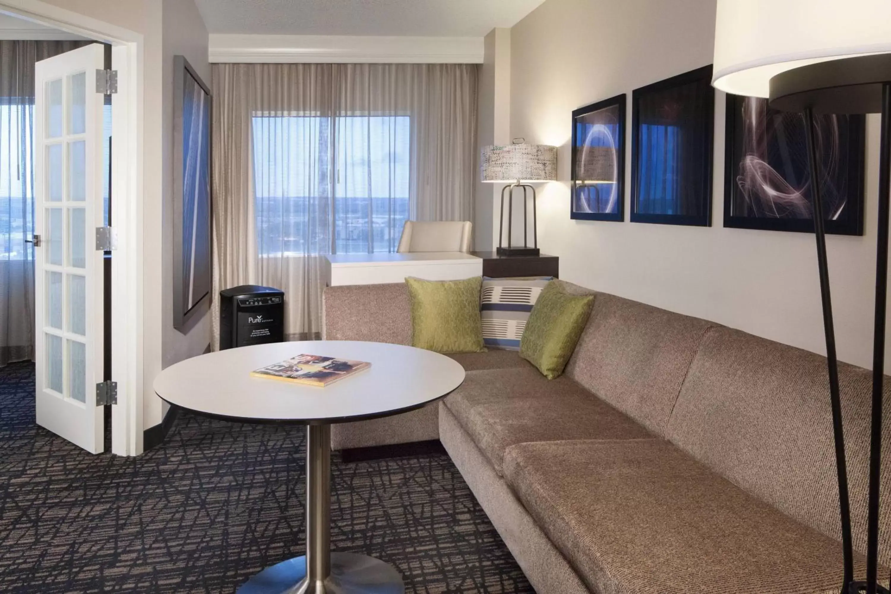 Living room, Seating Area in Dallas Marriott Suites Medical/Market Center