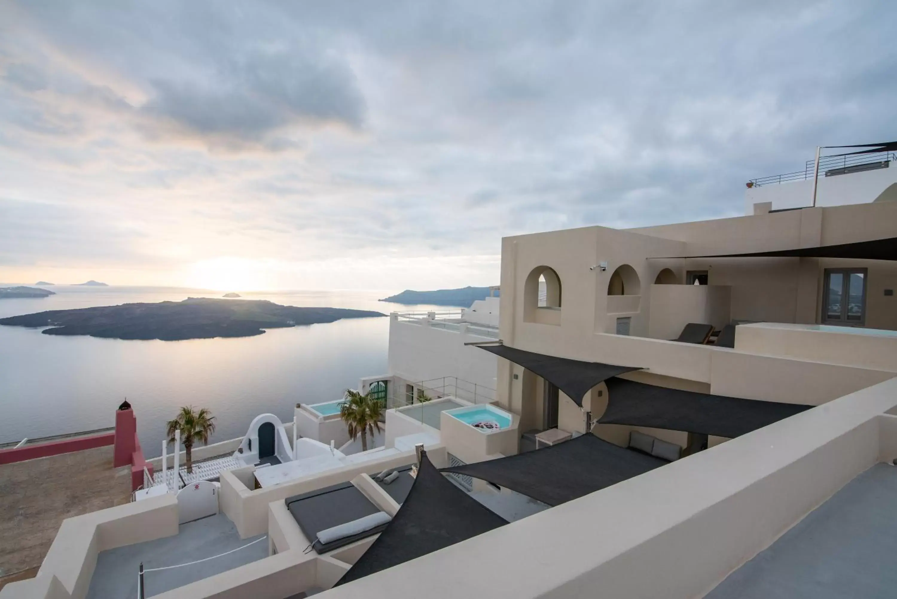 Property building in Caldera Cliff Illusion Property building in Caldera Cliff Illusion