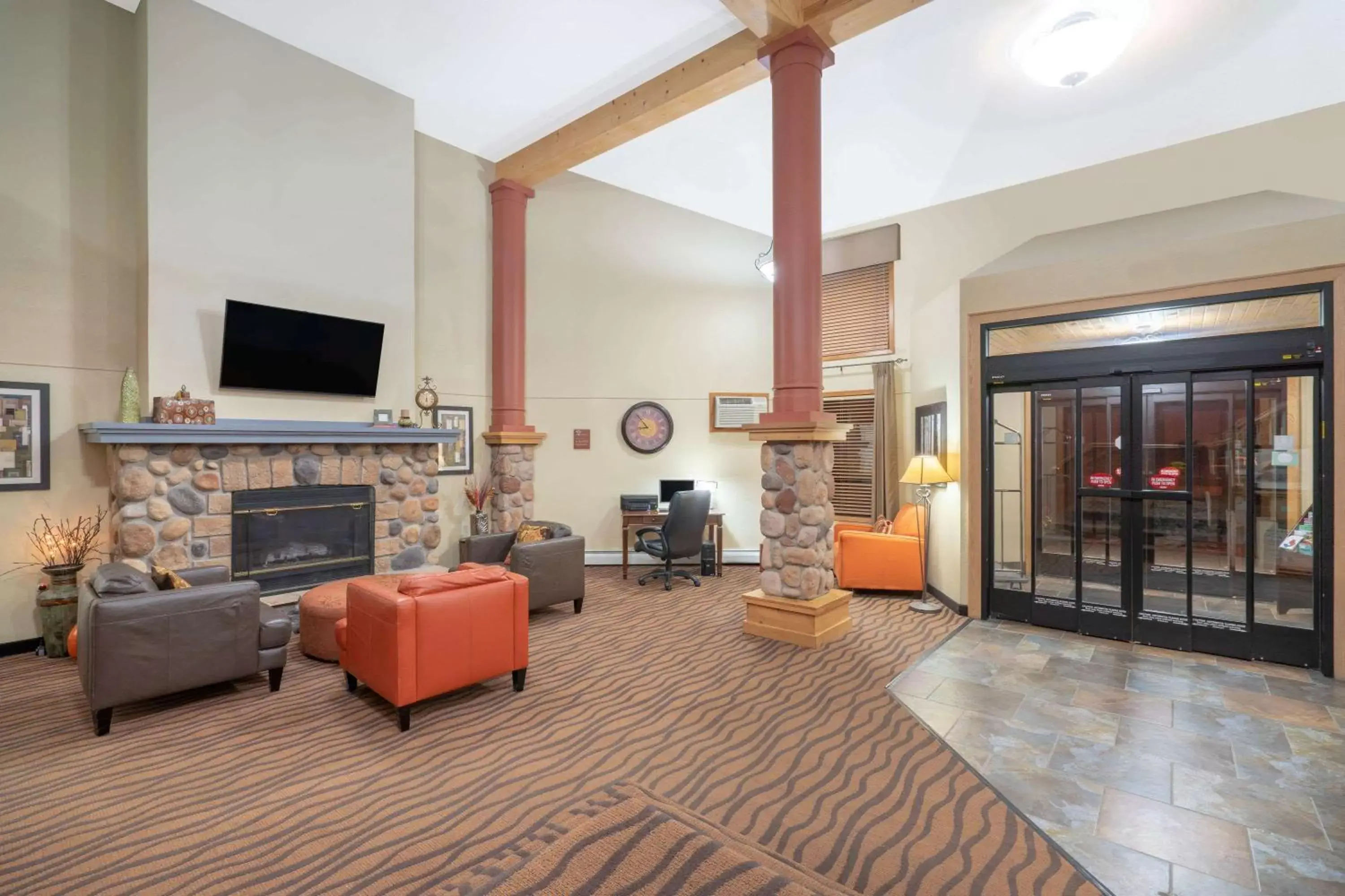 Lobby or reception, Seating Area in AmericInn by Wyndham Rogers