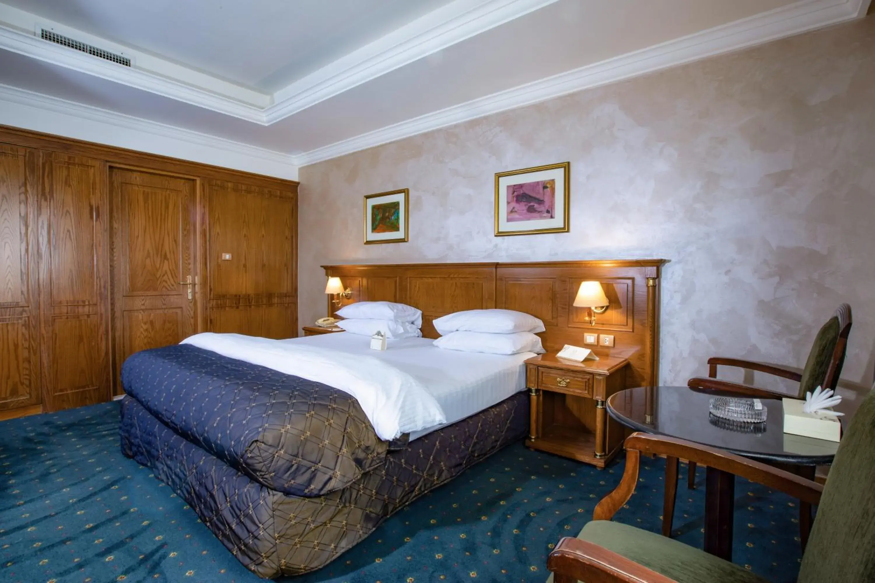 Bed in Bristol Hotel Bed in Bristol Hotel