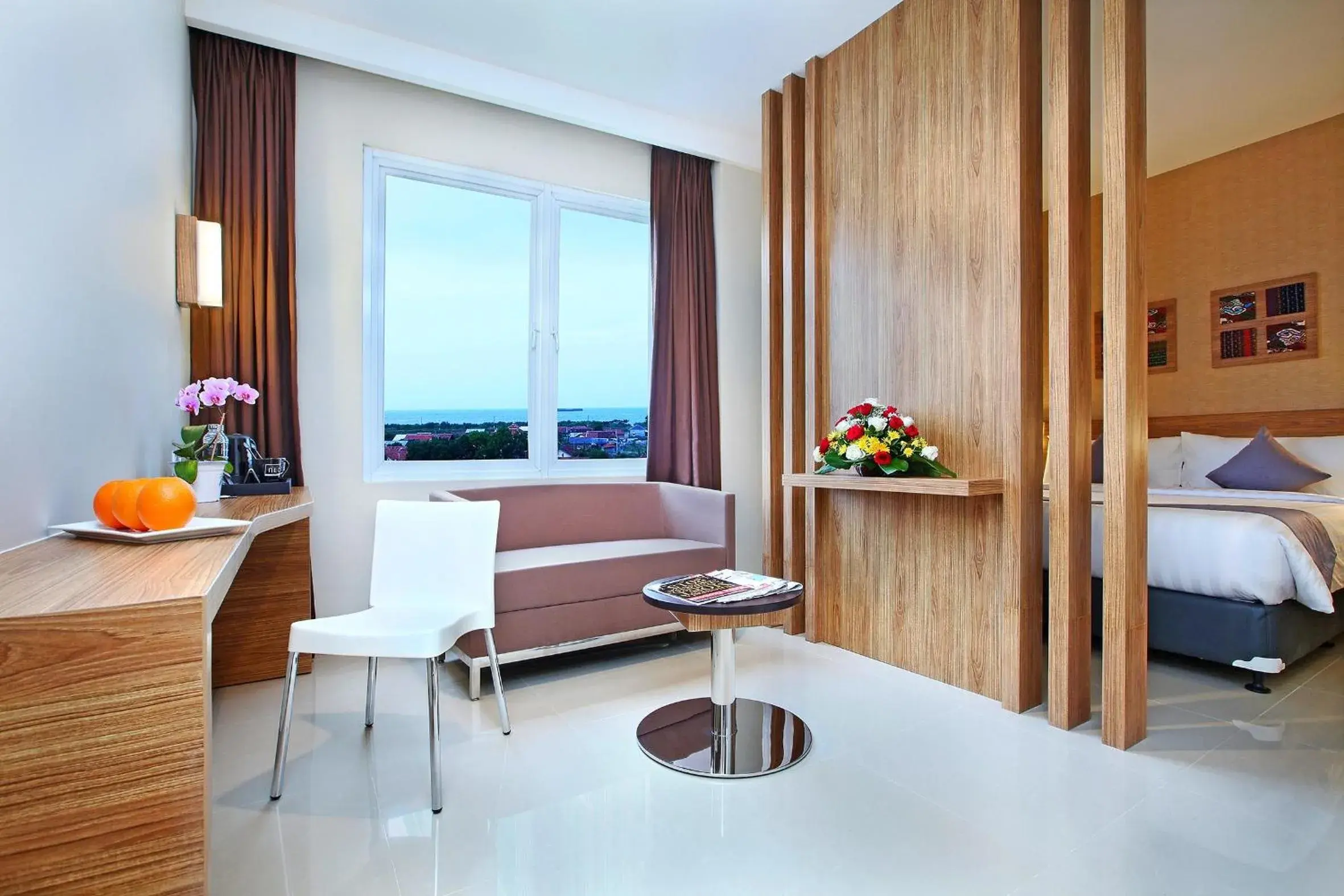 Photo of the whole room, Seating Area in Neo Samadikun Cirebon Hotel